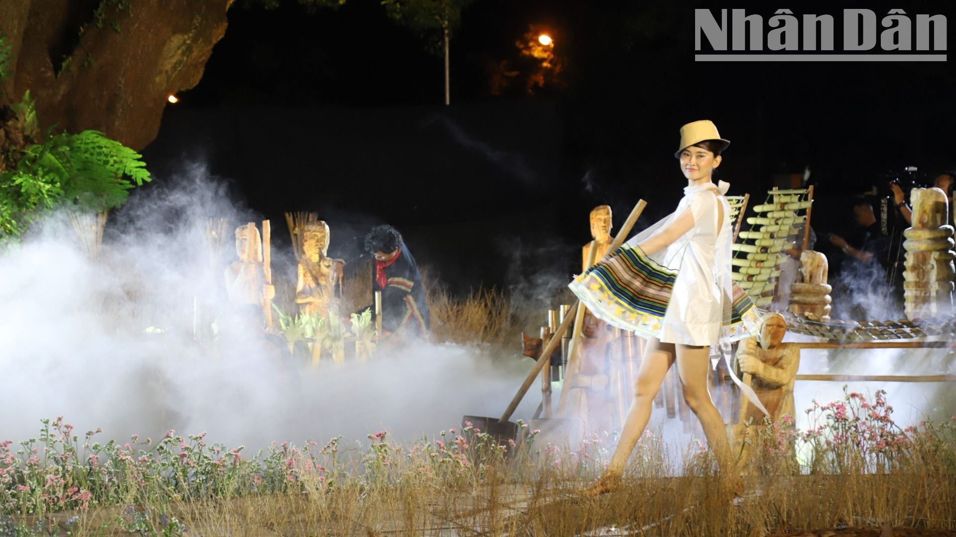 Với trang phục thời trang thời thượng kết hợp với sắc màu thổ cẩm làm cho các cô gái trở nên mạnh mẽ nhưng không kém phần cuốn hút.