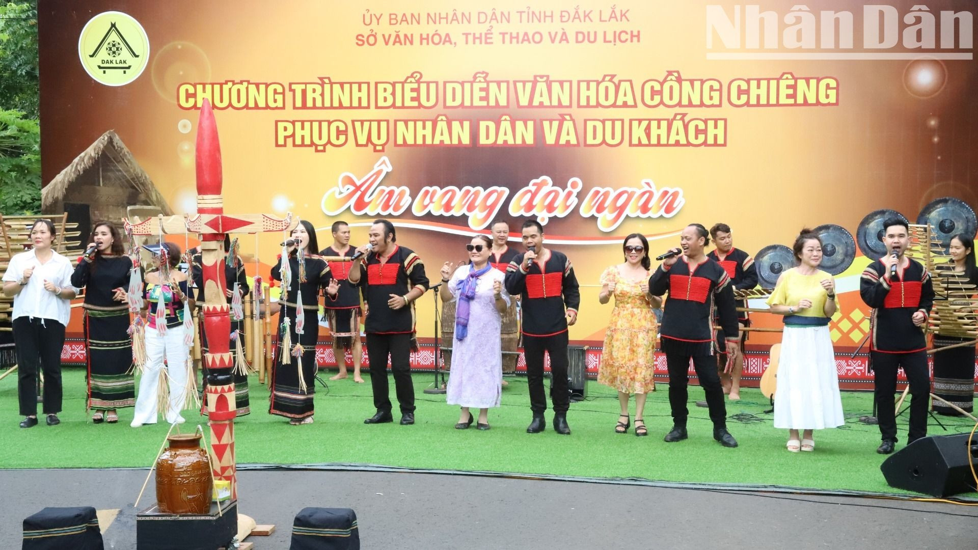 Khách du lịch giao lưu với các ca sĩ, nghệ sĩ người đồng bào dân tộc thiểu số ở Đắk Lắk. Khách du lịch giao lưu với các ca sĩ, nghệ sĩ người đồng bào dân tộc thiểu số ở Đắk Lắk.