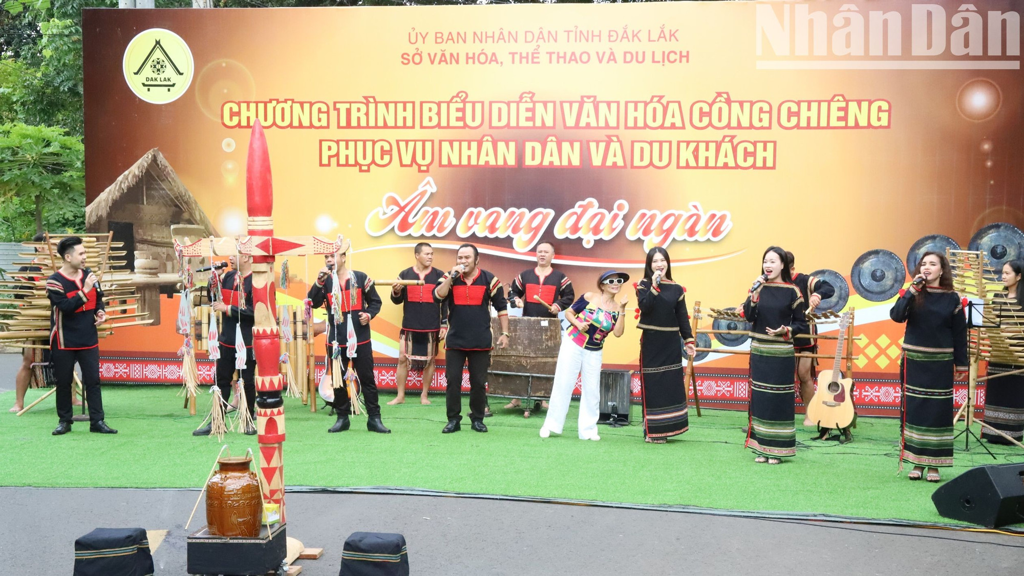 Ngày 28/9, tại buôn du lịch cộng đồng Akô Dhông, phường Tân Lợi, thành phố Buôn Ma Thuột, Sở Văn hóa, Thể thao và Du lịch tỉnh Đắk Lắk tổ chức Chương trình biểu diễn văn hóa Cồng chiêng phục vụ nhân dân và du khách mang chủ đề “Tình ca Tây Nguyên”.