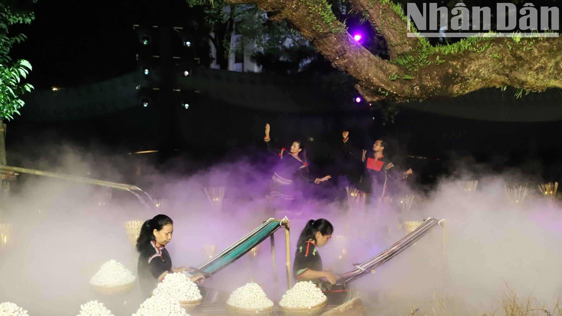 Chương trình được dàn dựng công phu, kết hợp tái hiện các nghề thủ công truyền thống như dệt thổ cẩm, đan lát, tạc tượng, làm gốm và các nghi lễ linh thiêng, huyền bí của đồng bào dân tộc Ê Đê giữa núi rừng Tây Nguyên hùng vĩ.