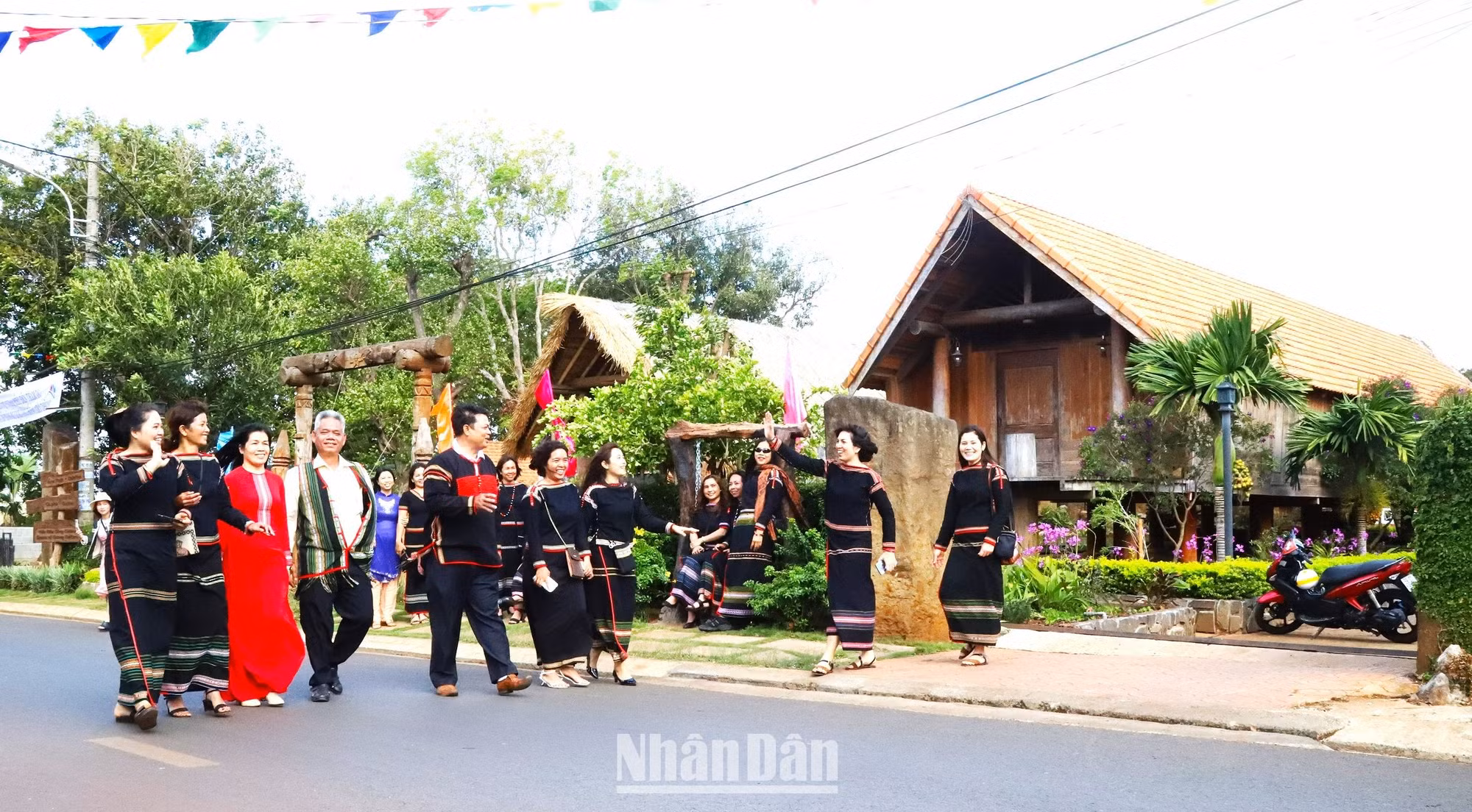 Là đô thị năng động, hiện đại giữa đại ngàn Tây Nguyên, nhưng trong lòng thành phố Buôn Ma Thuột vẫn gìn giữ, bảo tồn được nhiều buôn cổ của đồng bào dân tộc thiểu số.