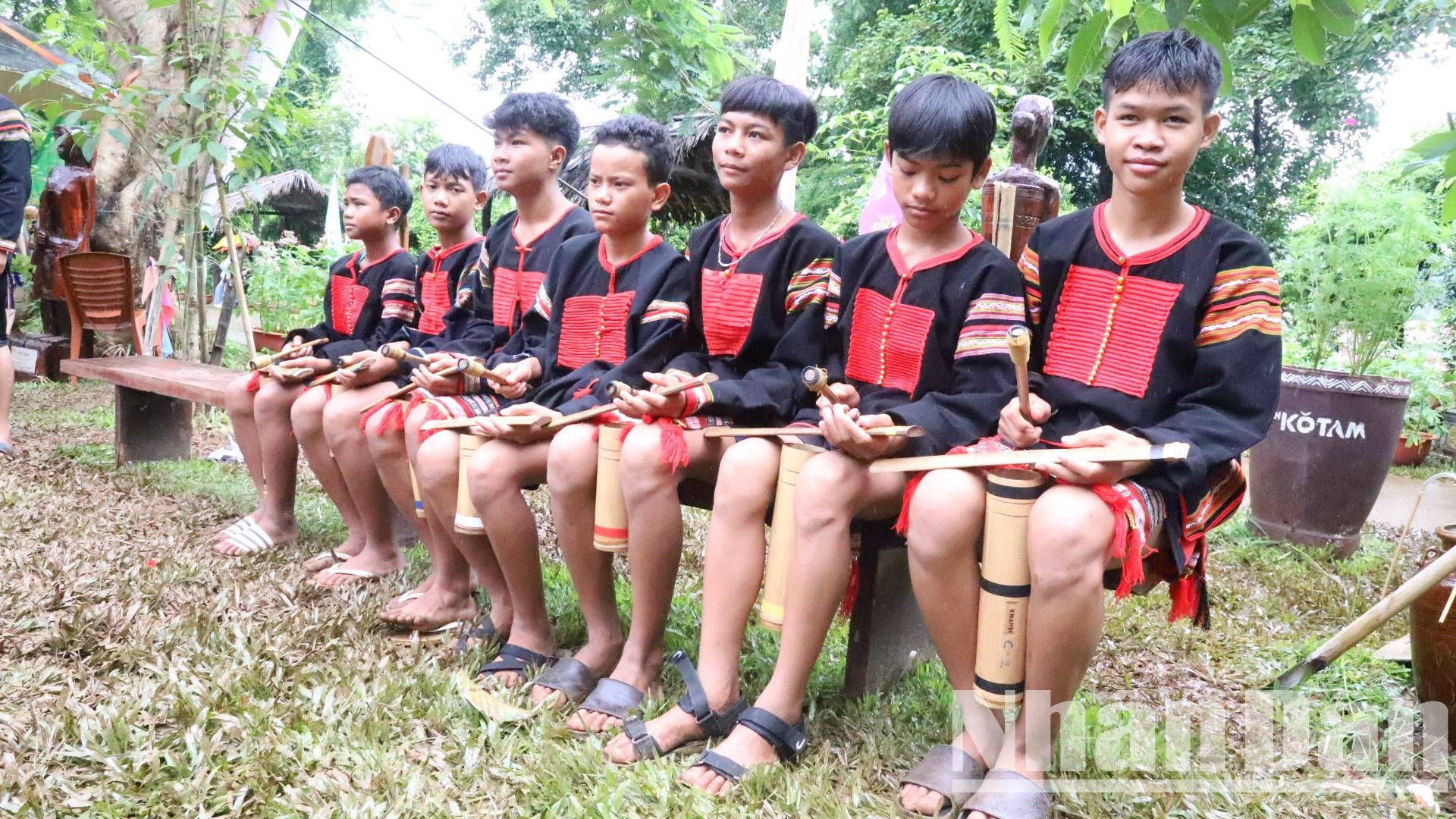 Cùng với việc cấp chiêng và trang phục truyền thống cho đội văn nghệ tiêu biểu các buôn làng, ngành Văn hóa-Thể thao và Du lịch tỉnh Đắk Lắk còn tổ chức được hơn 130 lớp truyền dạy đánh chiêng cho các thanh thiếu niên ở các buôn làng và trường học.