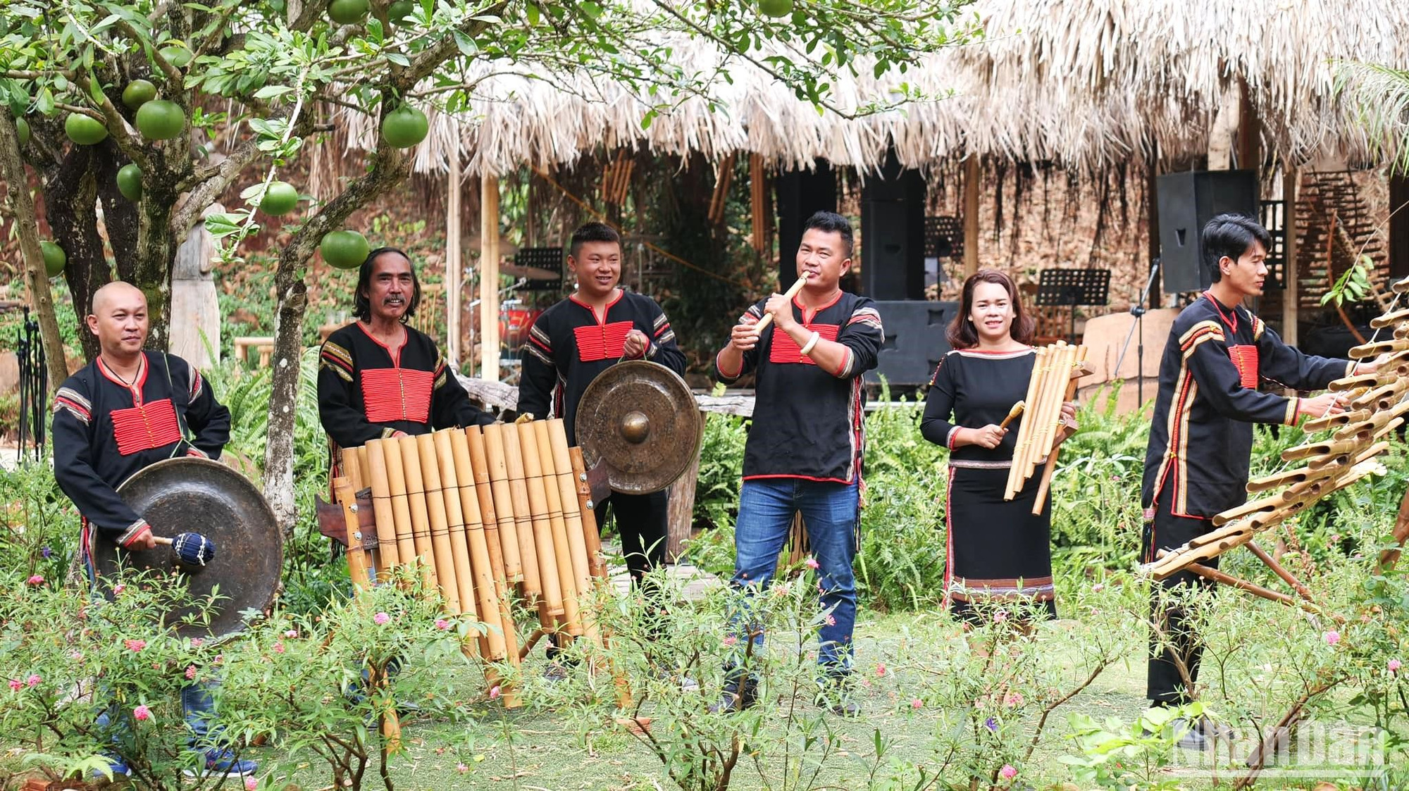 Đồng bào các dân tộc Tây Nguyên với nhiều lễ hội và loại hình sinh hoạt văn hóa truyền thống đặc sắc hấp dẫn khách du lịch.