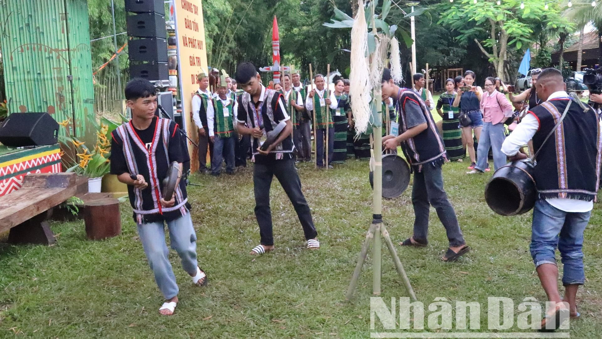 Nhờ đó, nhiều bạn trẻ đã biết diễn tấu cồng chiêng và thường xuyên tham gia diễn tấu cồng chiêng trong các sự kiện hay lễ hội của buôn làng.