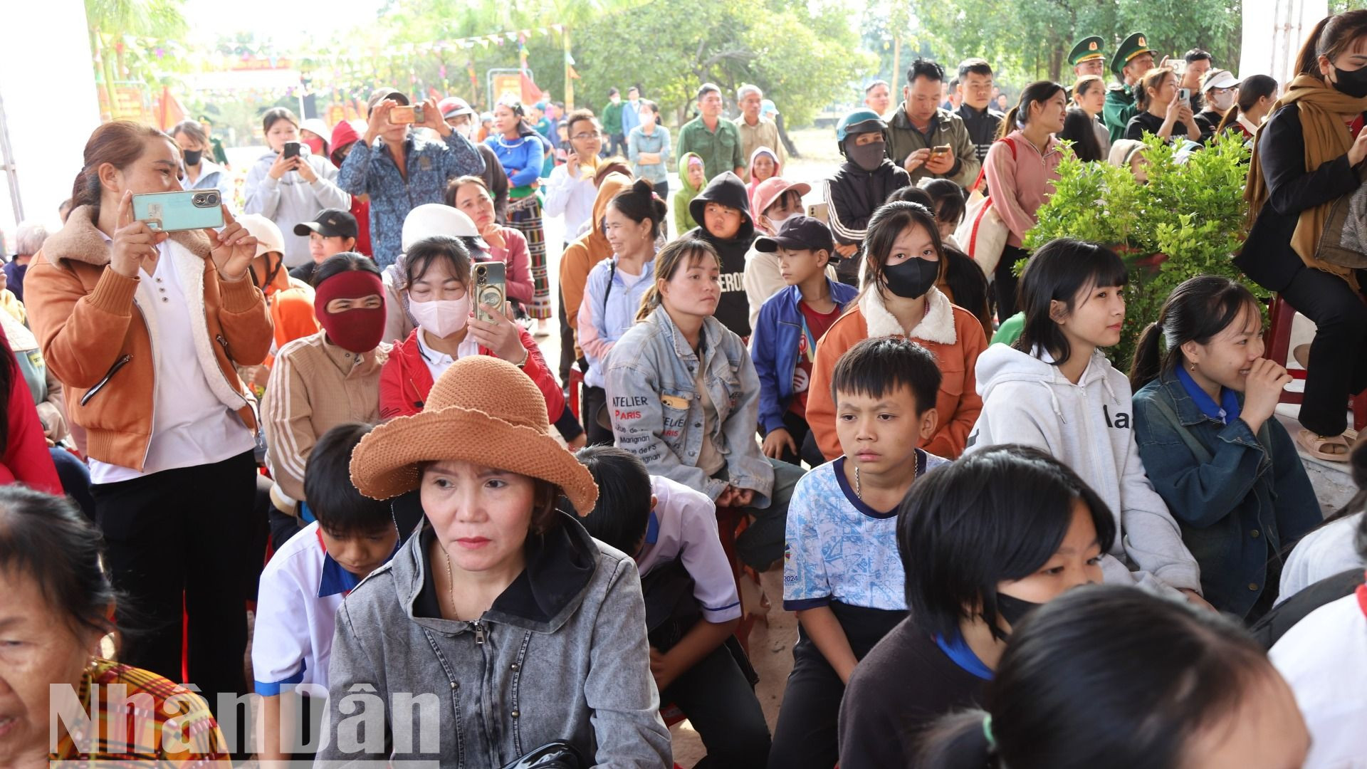 Đông đảo nhân dân xã biên giới Ia Lốp dự chương trình.