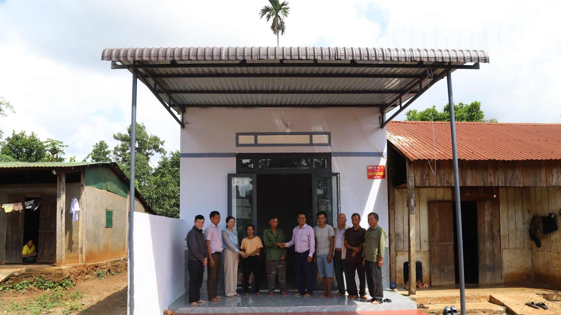 Ban Tuyên giáo Tỉnh ủy Đắk Lắk và Công ty cổ phần Văn hóa Đắk Lắk là hai đơn vị kết nghĩa với buôn Ea Măp, thị trấn Ea Pốk, huyện Cư M'gar đã kết nối, vận động các doanh nghiệp tài trợ xây dựng nhà tình nghĩa khang trang tặng cho gia đình bà H’Rú Êban.