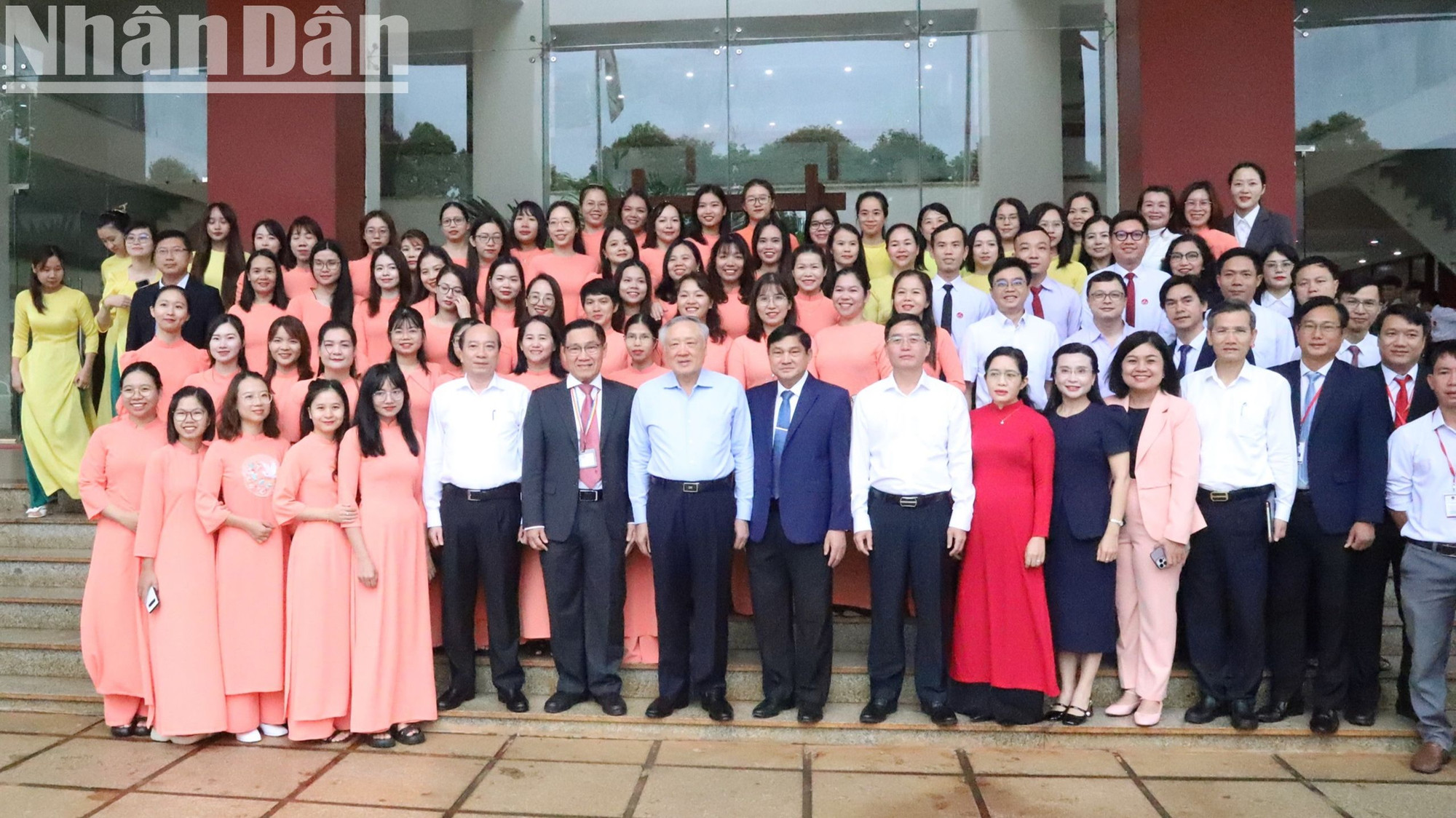 Phó Thủ tướng Thường trực Chính phủ Nguyễn Hòa Bình và các đồng chí trong đoàn công tác chụp hình lưu niệm với lãnh đạo và giáo viên Trường Hoàng Việt.