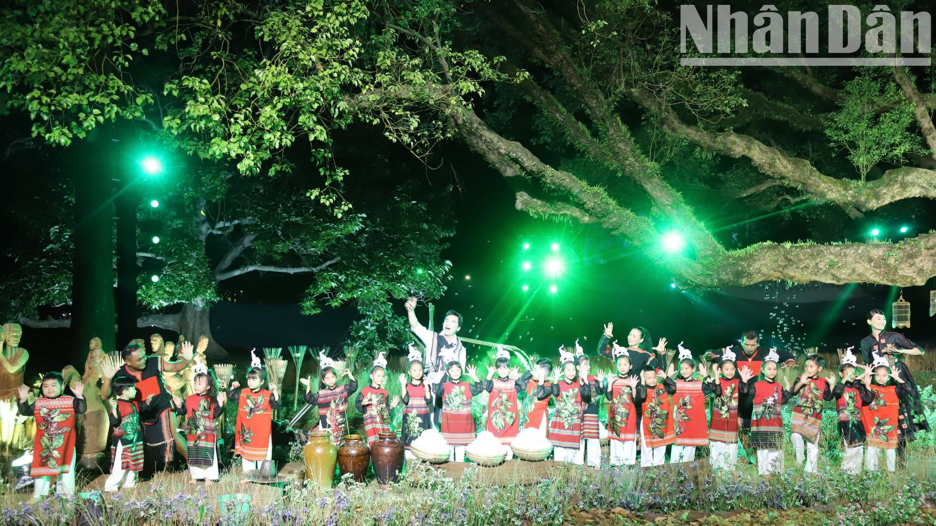 Chương trình còn thu hút nhiều em nhỏ tham gia trình diễn thời trang thổ cẩm, thông qua đó Ban Tổ chức chương trình mong muốn các em sẽ gìn giữ nghề thổ cẩm truyền thống của cha ông mình.