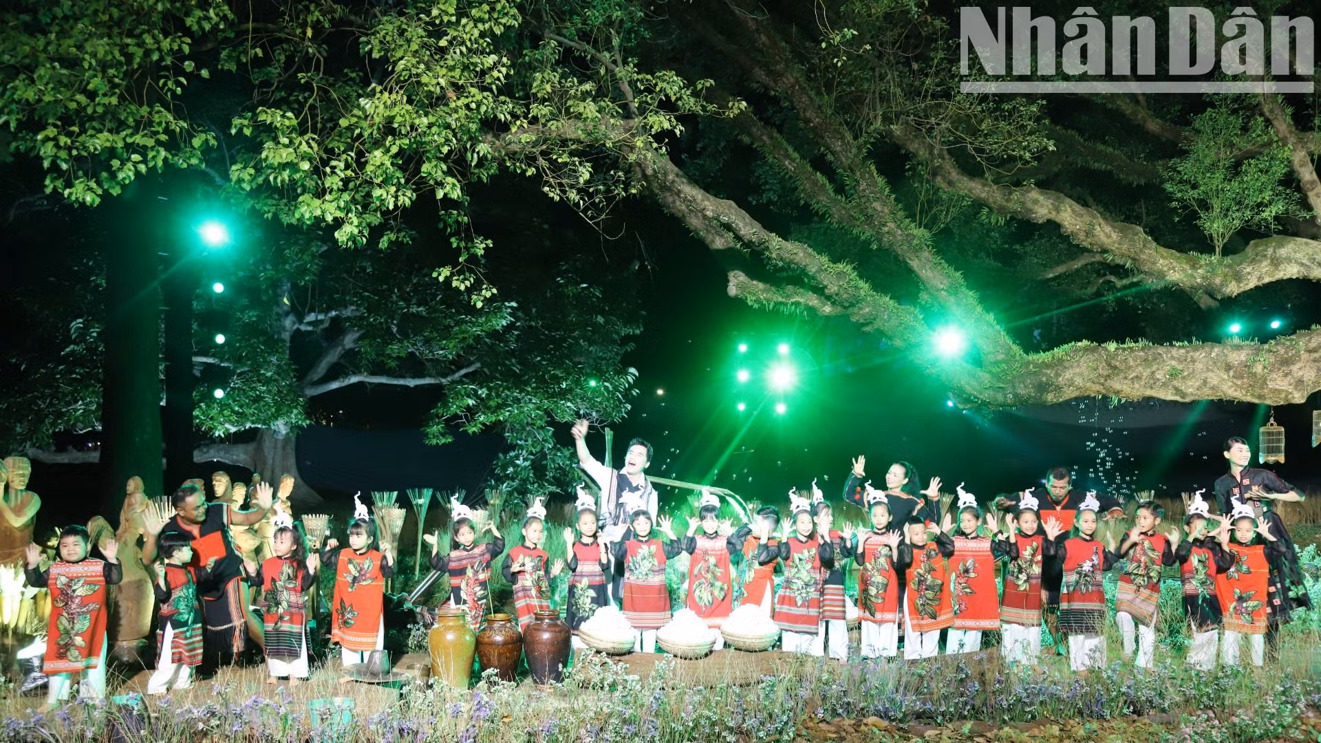 Chương trình còn thu hút nhiều em nhỏ tham gia trình diễn thời trang thổ cẩm, thông qua đó Ban Tổ chức chương trình mong muốn các em sẽ gìn giữ nghề thổ cẩm truyền thống của cha ông mình.