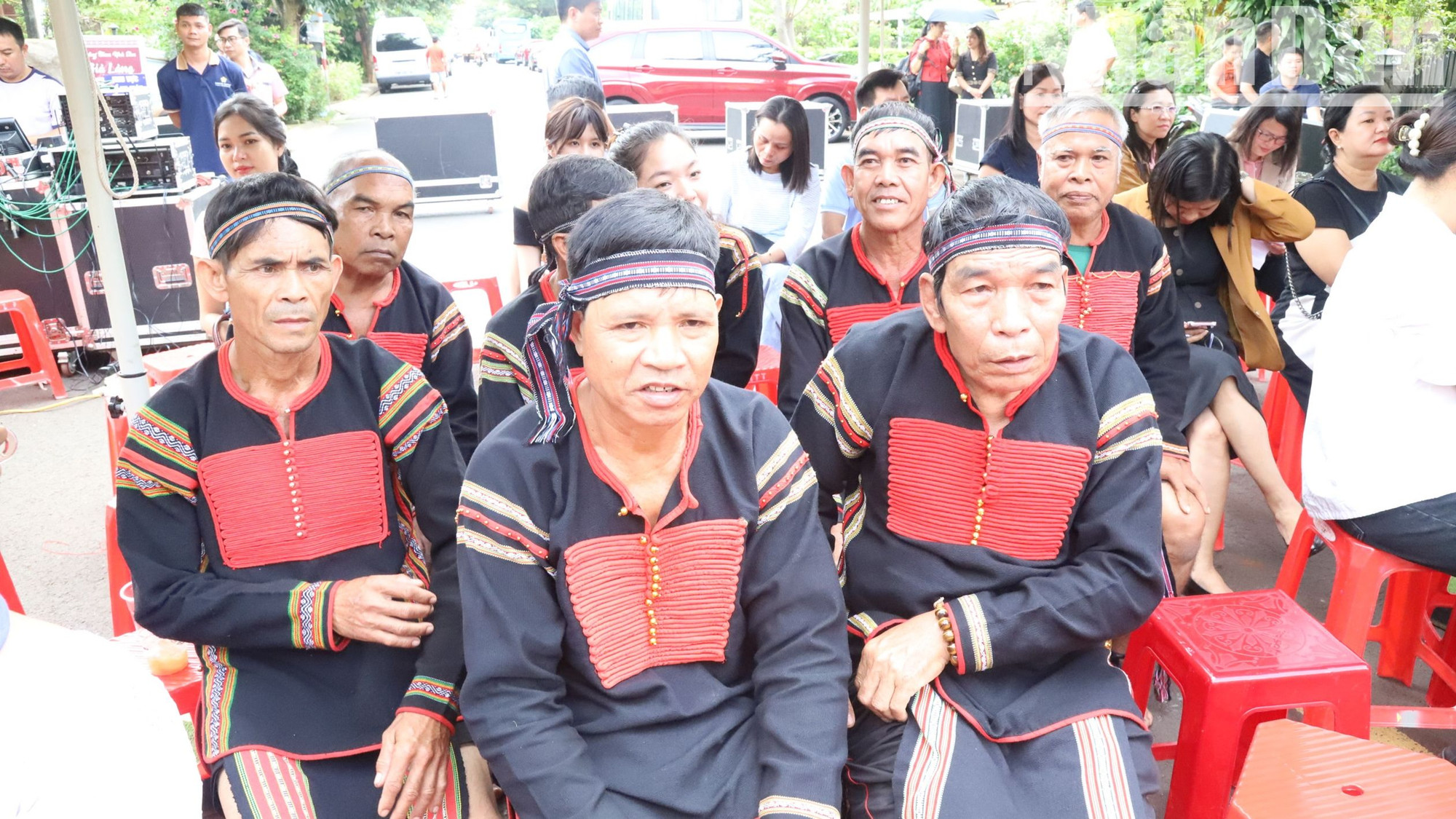 Đồng bào dân tộc Ê Đê tham gia thưởng thức chương trình.