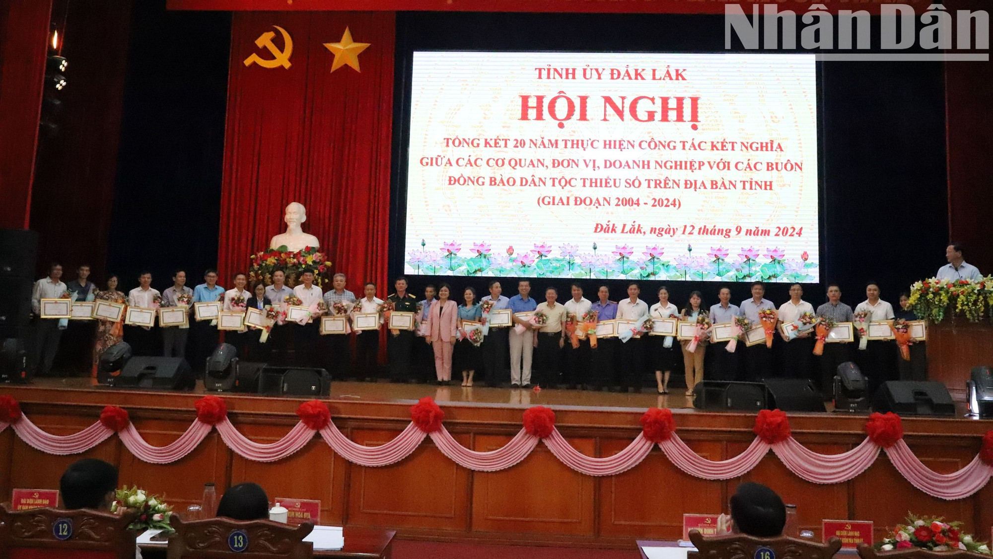Lãnh đạo Ủy ban nhân dân tỉnh Đắk Lắk tặng Bằng khen của Ủy ban nhân dân tỉnh cho 28 tập thể có thành tích xuất sắc trong 20 năm thực hiện công tác kết nghĩa.