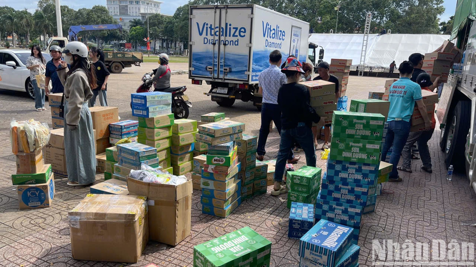 Các nhu yếu phẩm được tập kết tại Quảng trường 10/3 thành phố Buôn Ma Thuột để vận chuyển ra ủng hộ đồng bào vùng lũ phía bắc.