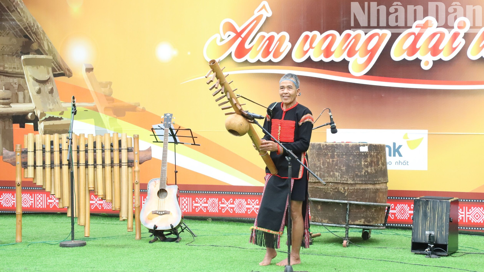 Nghệ nhân dân tộc Ê Đê Y Dưng Êban ở buôn Sút Mđưng, xã Cư Suê, huyện Cư M’gar độc tấu đàn đing Goong 18 dây.