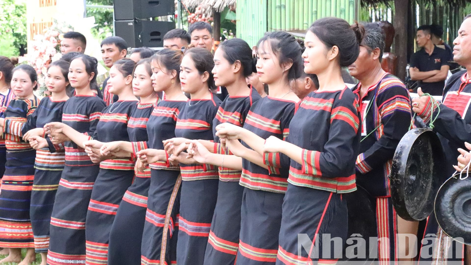Và trong nhịp xoan dịu dàng, rạo rực của các cô gái Tây Nguyên.