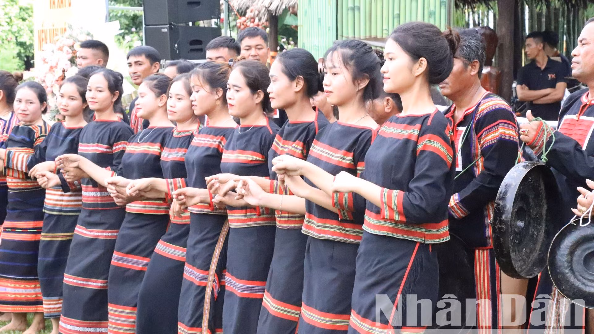 Và trong nhịp xoan dịu dàng, rạo rực của các cô gái Tây Nguyên.