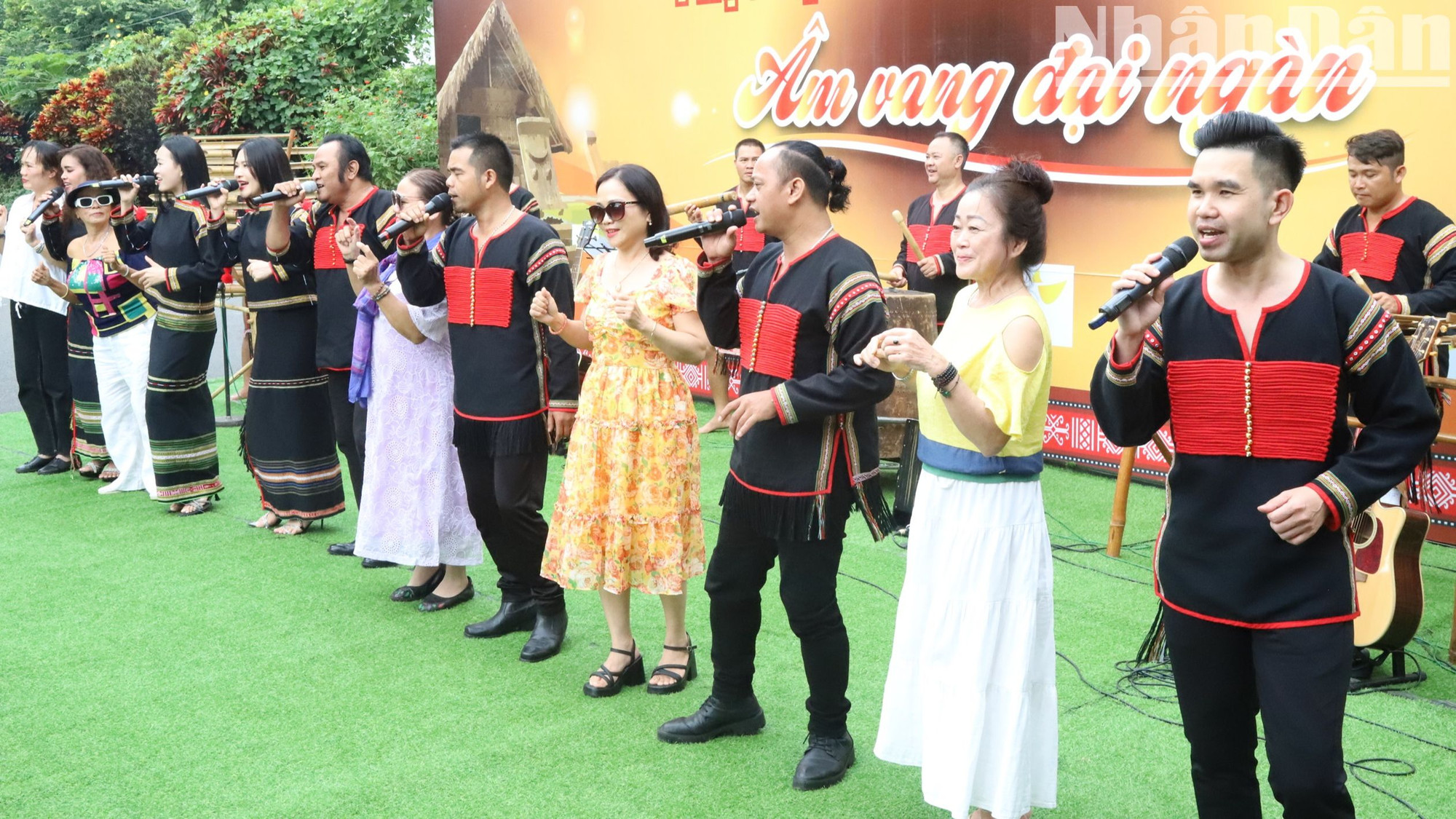 Du khách giao lưu với các nghệ nhân tại chương trình trong âm hưởng các ca khúc về Tây Nguyên rộn ràng.