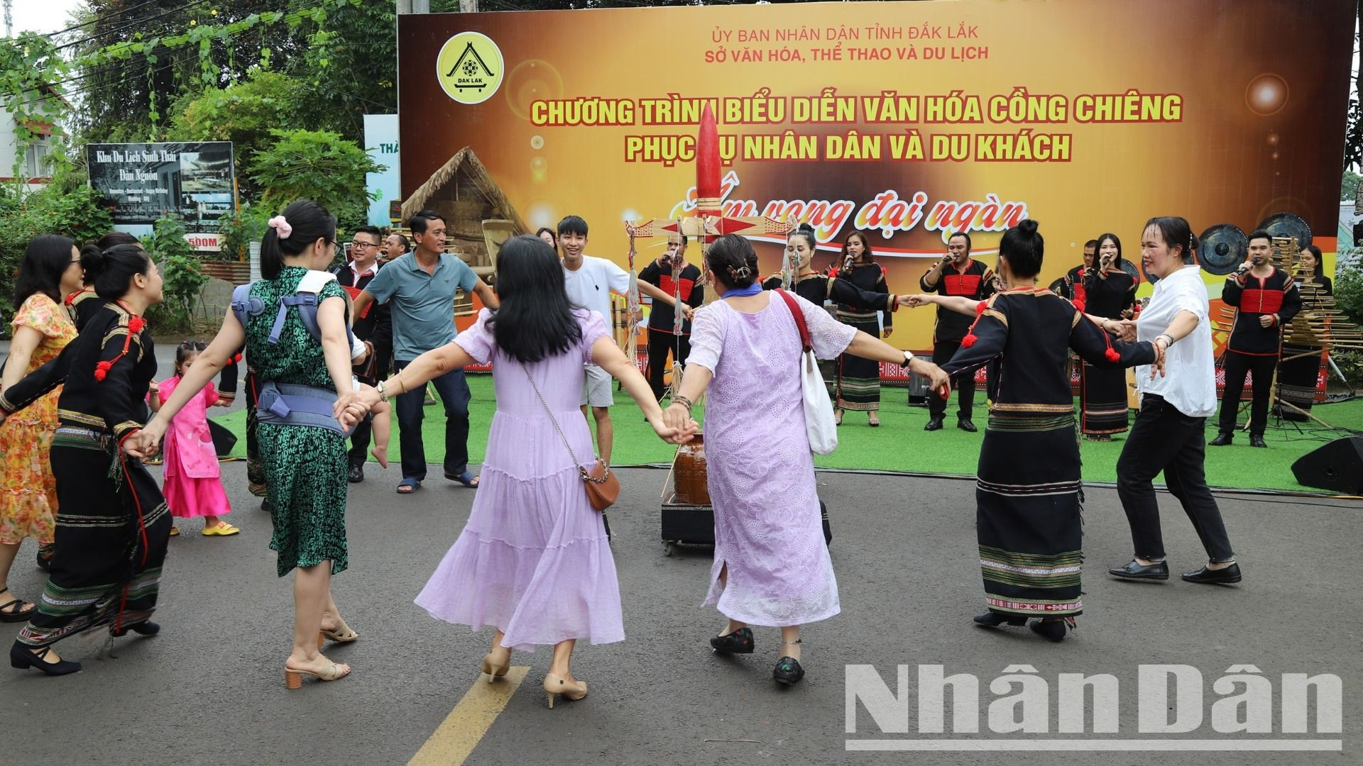 Khi tiếng chiêng ngân vang đã lôi cuốn du khách cùng giao lưu với các đội chiêng và bà con buôn làng.