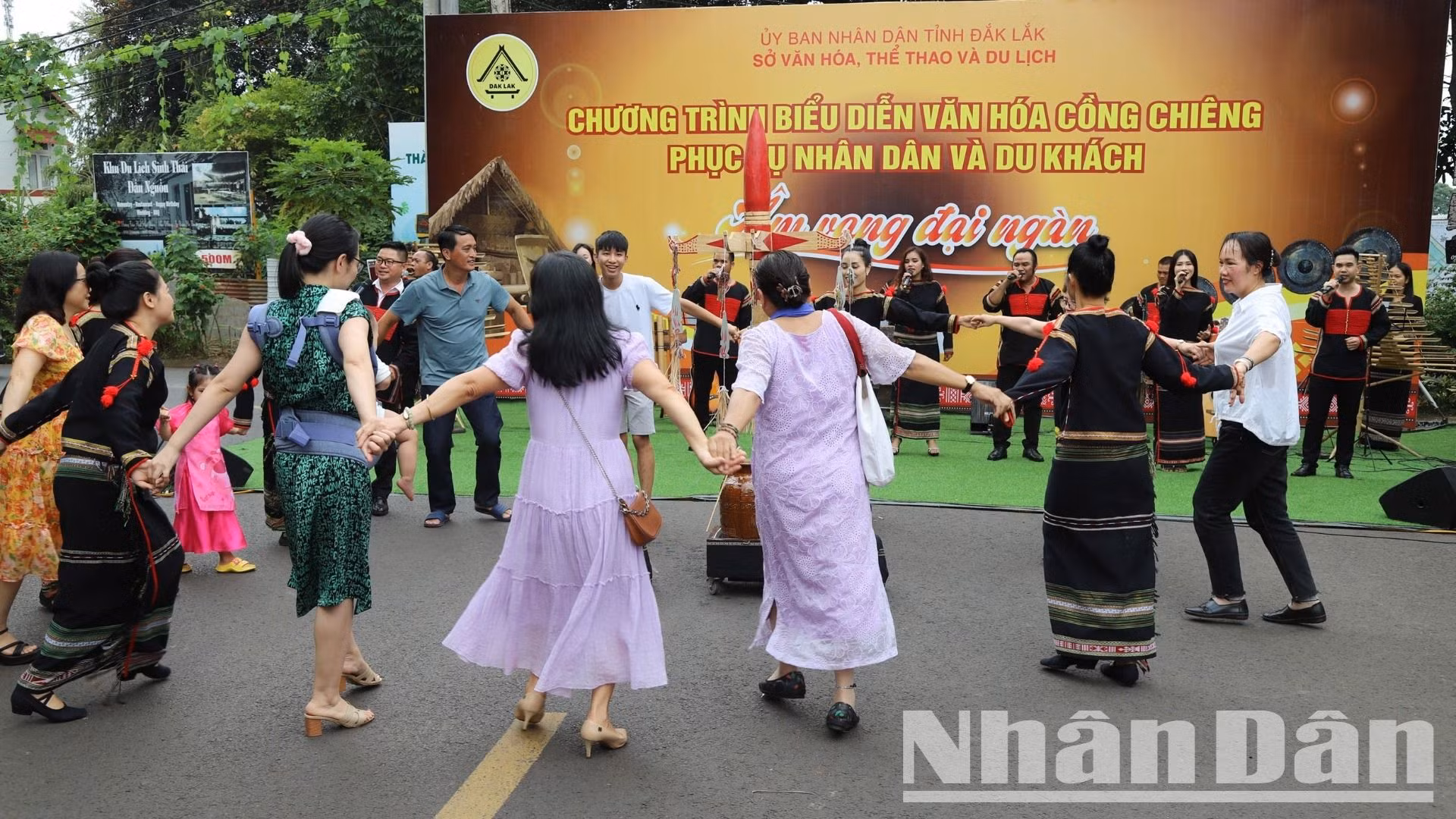 Khi tiếng chiêng ngân vang đã lôi cuốn du khách cùng giao lưu với các đội chiêng và bà con buôn làng.