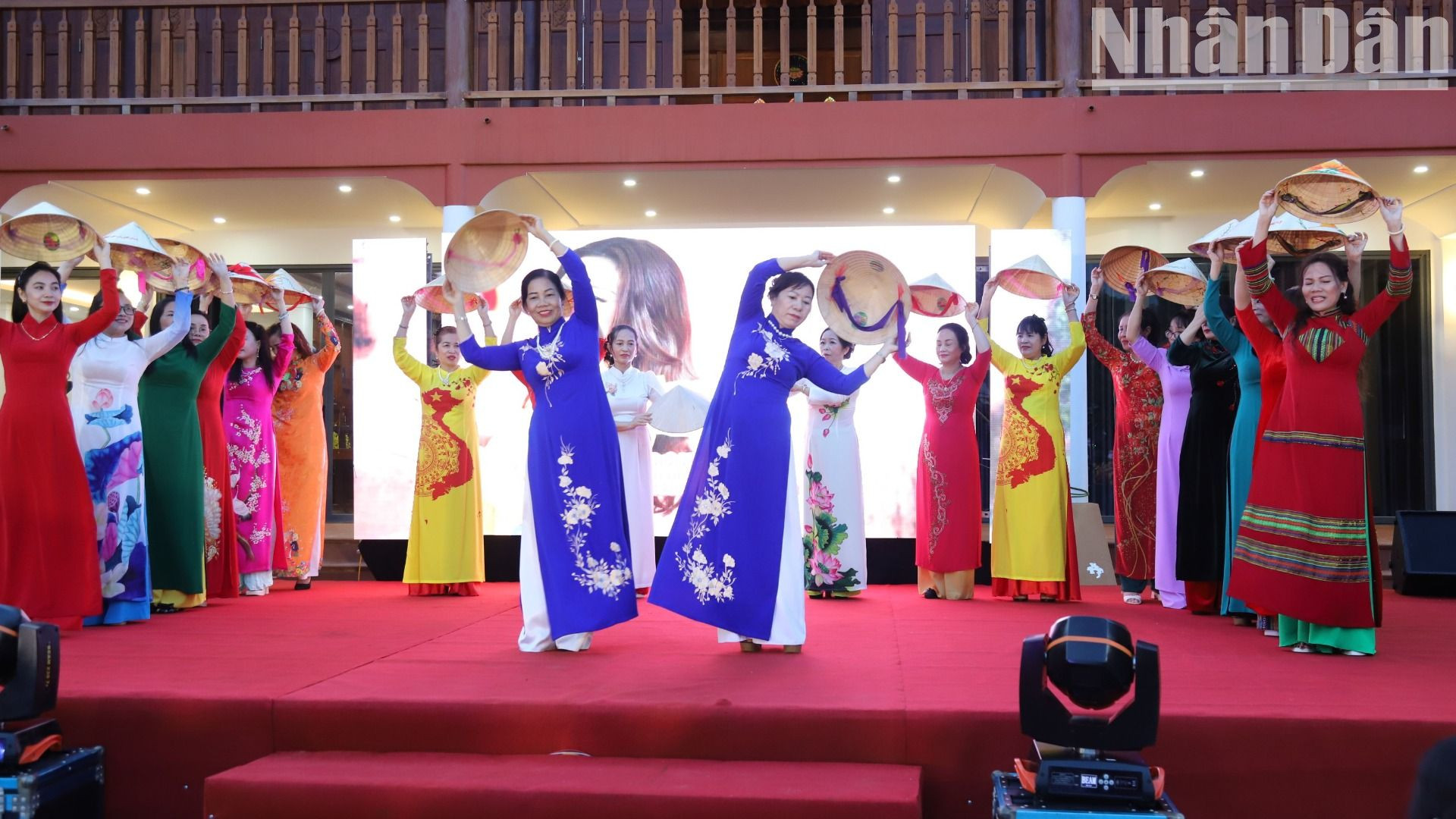 Các thành viên Câu lạc bộ Di sản áo dài Việt Nam tỉnh Đắk Lắk đều tích cực tham gia các hoạt động sôi nổi, tạo dấu ấn và sức lan tỏa rộng rãi giá trị tích cực, nét đẹp văn hóa truyền thống của tà áo dài Việt Nam.