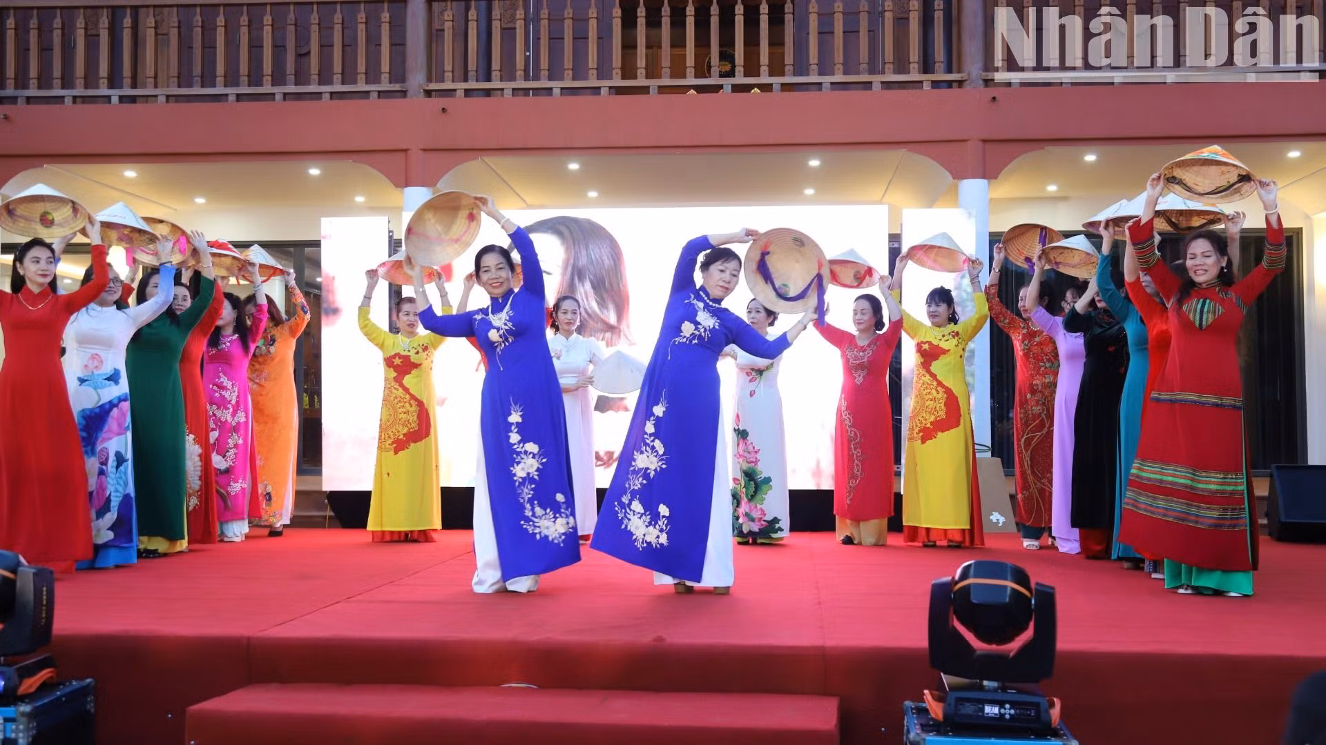 Các thành viên Câu lạc bộ Di sản áo dài Việt Nam tỉnh Đắk Lắk đều tích cực tham gia các hoạt động sôi nổi, tạo dấu ấn và sức lan tỏa rộng rãi giá trị tích cực, nét đẹp văn hóa truyền thống của tà áo dài Việt Nam.