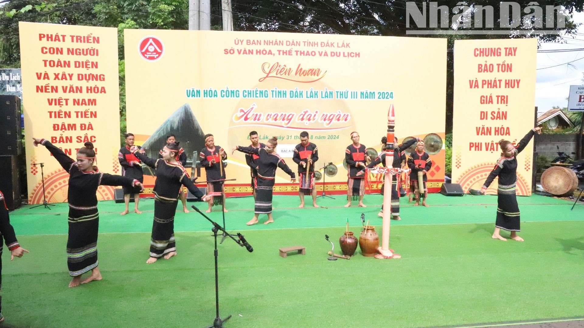 Văn hóa cồng chiêng luôn hấp dẫn và thu hút du khách đến với Đắk Lắk. Văn hóa cồng chiêng luôn hấp dẫn và thu hút du khách đến với Đắk Lắk.