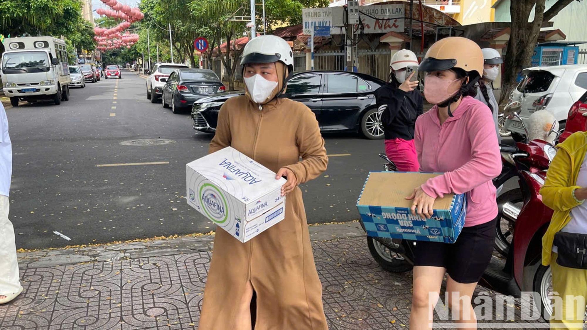 Người thì mang đến ủng hộ từng thùng nước, thùng sữa.