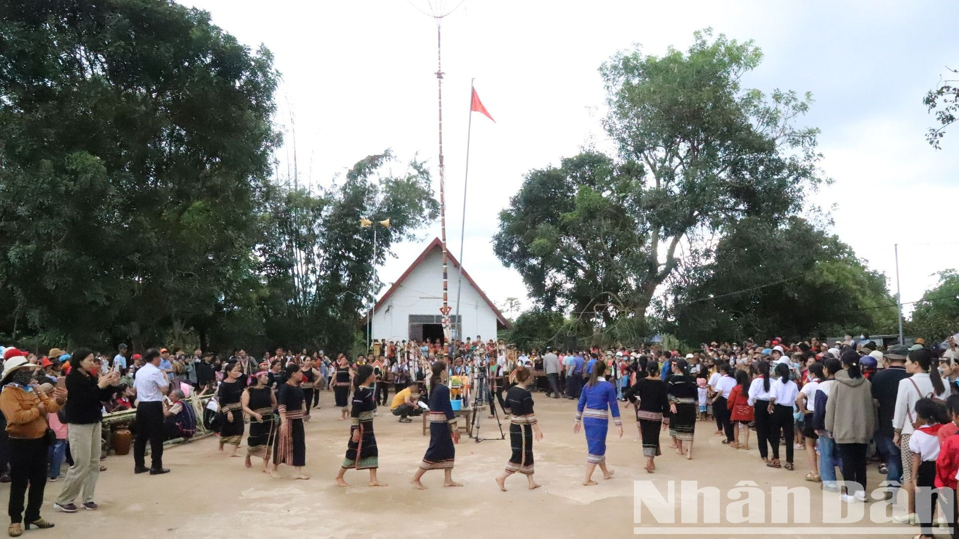 Cùng với đó, trong những năm qua ngành Văn hóa-Thể thao và Du lịch tỉnh Đắk Lắk đã phục dựng được hơn 140 nghi lễ, lễ hội truyền thống gắn với cồng chiêng, góp phần bảo tồn và phát huy giá trị của văn hóa cồng chiêng.