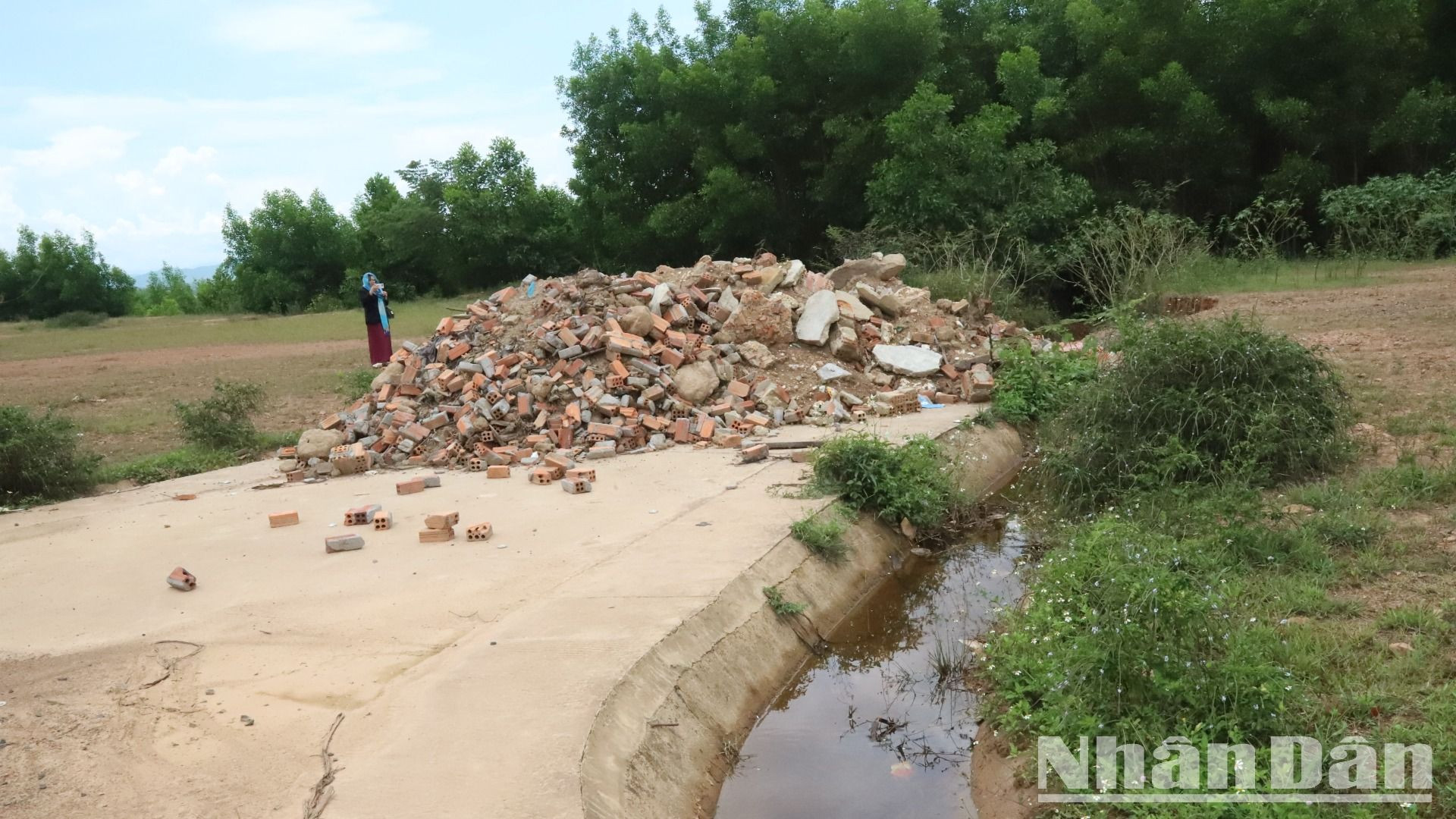 Người dân địa phương đổ xà bần trong khu dự án. Người dân địa phương đổ xà bần trong khu dự án.