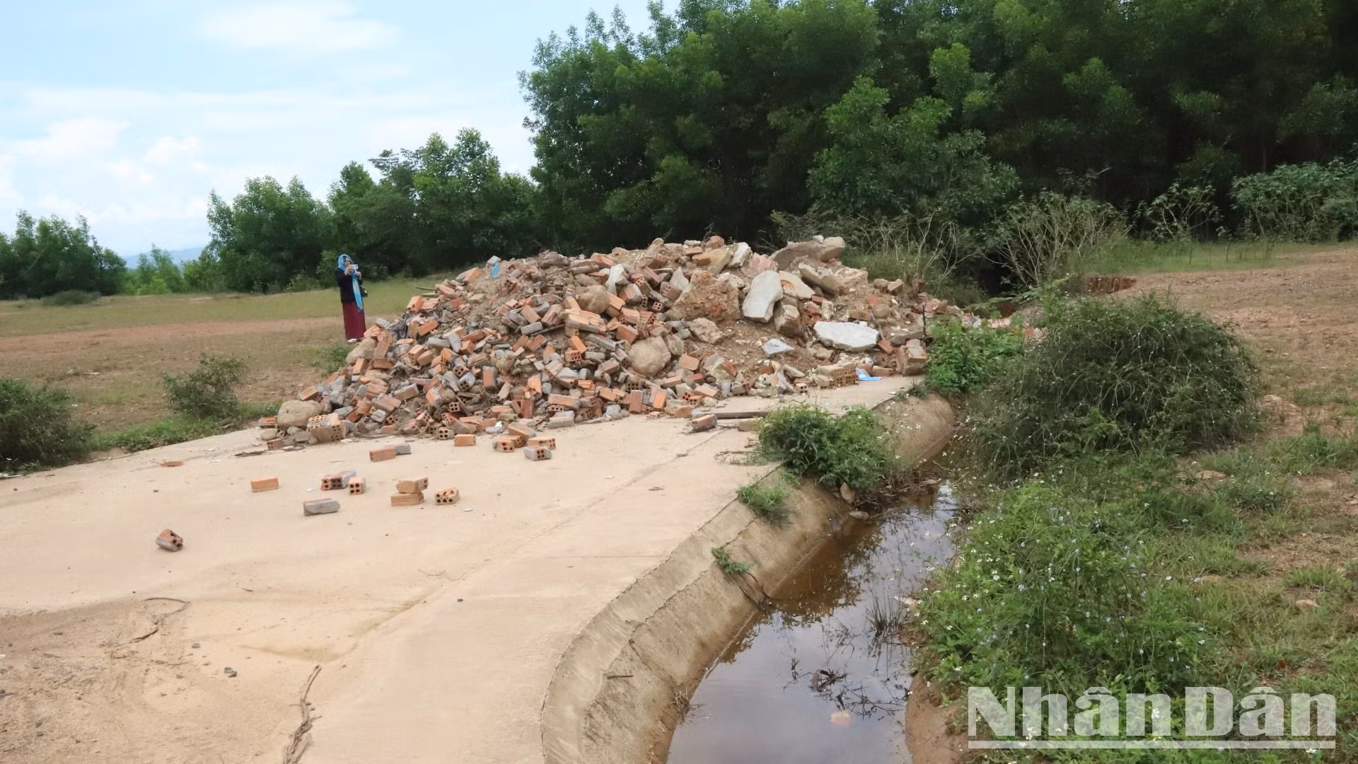 Người dân địa phương đổ xà bần trong khu dự án.