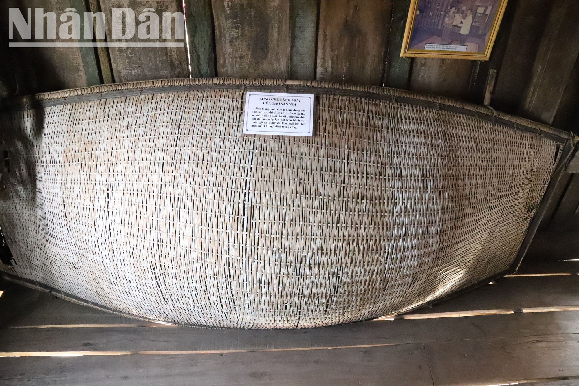 Lọng che nắng mưa của thợ săn voi. Đây là một mái che di động dùng cho thợ săn voi khi đi săn voi vào mùa Thu, người ta dùng mái che di động này đưa lên để làm mái lợp đặc trên bành voi hoặc gỡ ra dùng để làm mái lợp trú mưa mỗi khi ngủ để trong rừng. Lọng che nắng mưa của thợ săn voi. Đây là một mái che di động dùng cho thợ săn voi khi đi săn voi vào mùa Thu, người ta dùng mái che di động này đưa lên để làm mái lợp đặc trên bành voi hoặc gỡ ra dùng để làm mái lợp trú mưa mỗi khi ngủ để trong rừng.