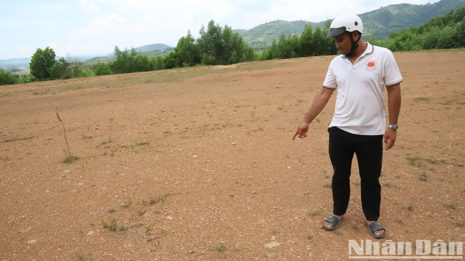 Tuy nhiên, theo người dân địa phương, đất đai trong Dự án định canh, định cư sau khi san ủi mặt bằng chỉ còn sỏi đá nên rất khó canh tác. Tuy nhiên, theo người dân địa phương, đất đai trong Dự án định canh, định cư sau khi san ủi mặt bằng chỉ còn sỏi đá nên rất khó canh tác.