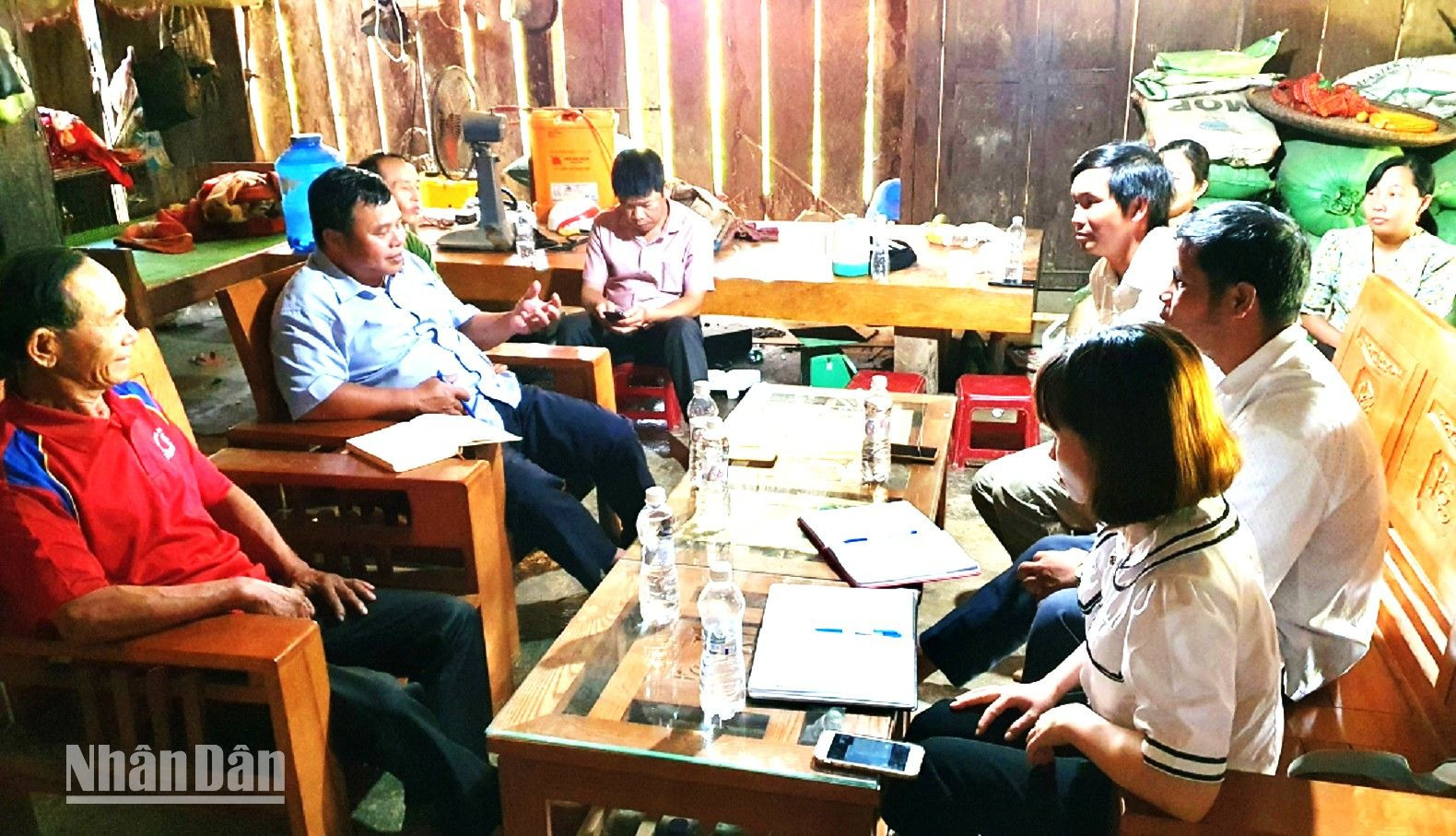 Một buổi sinh hoạt chi bộ thôn, buôn ở xã Cư Pui, huyện Krông Bông.