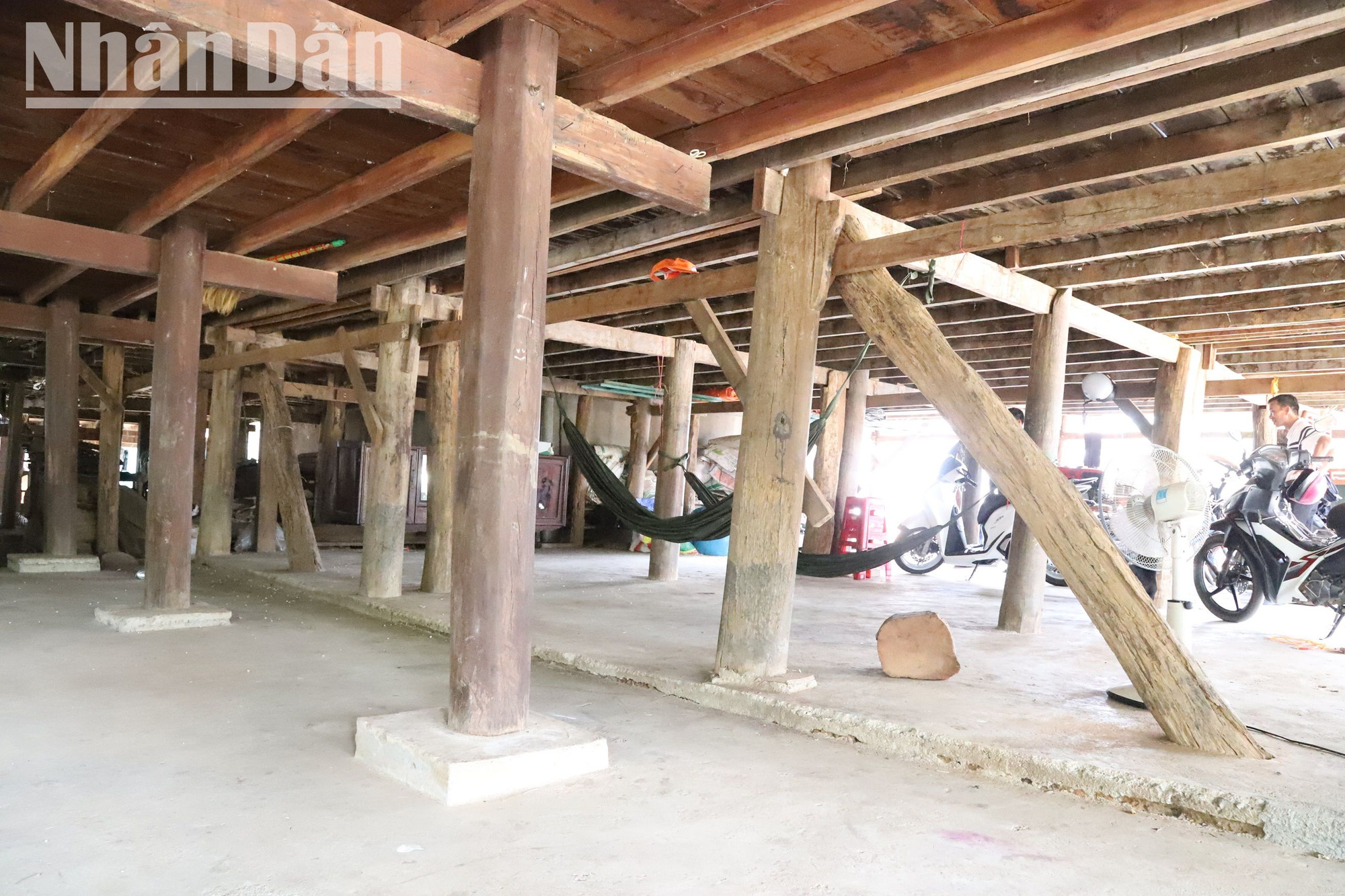 Tuy nhiên, qua thời gian, một số chân trụ đã bị hư hỏng, mối mọt nên người nhà phải sử dụng những khúc gỗ mới để chống đỡ cho ngôi nhà khỏi bị sập. Tuy nhiên, qua thời gian, một số chân trụ đã bị hư hỏng, mối mọt nên người nhà phải sử dụng những khúc gỗ mới để chống đỡ cho ngôi nhà khỏi bị sập.