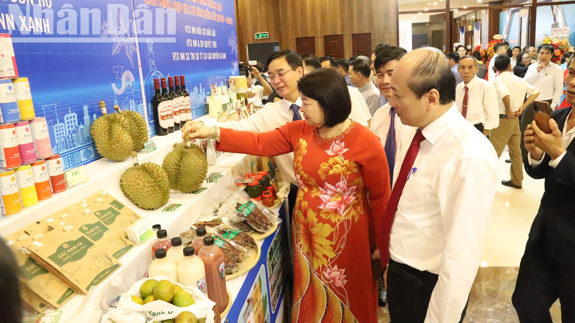 Lãnh đạo Liên minh Hợp tác xã Việt Nam và tỉnh Đắk Lắk tham quan các sản phẩm OCOP của tỉnh Đắk Lắk. Lãnh đạo Liên minh Hợp tác xã Việt Nam và tỉnh Đắk Lắk tham quan các sản phẩm OCOP của tỉnh Đắk Lắk.