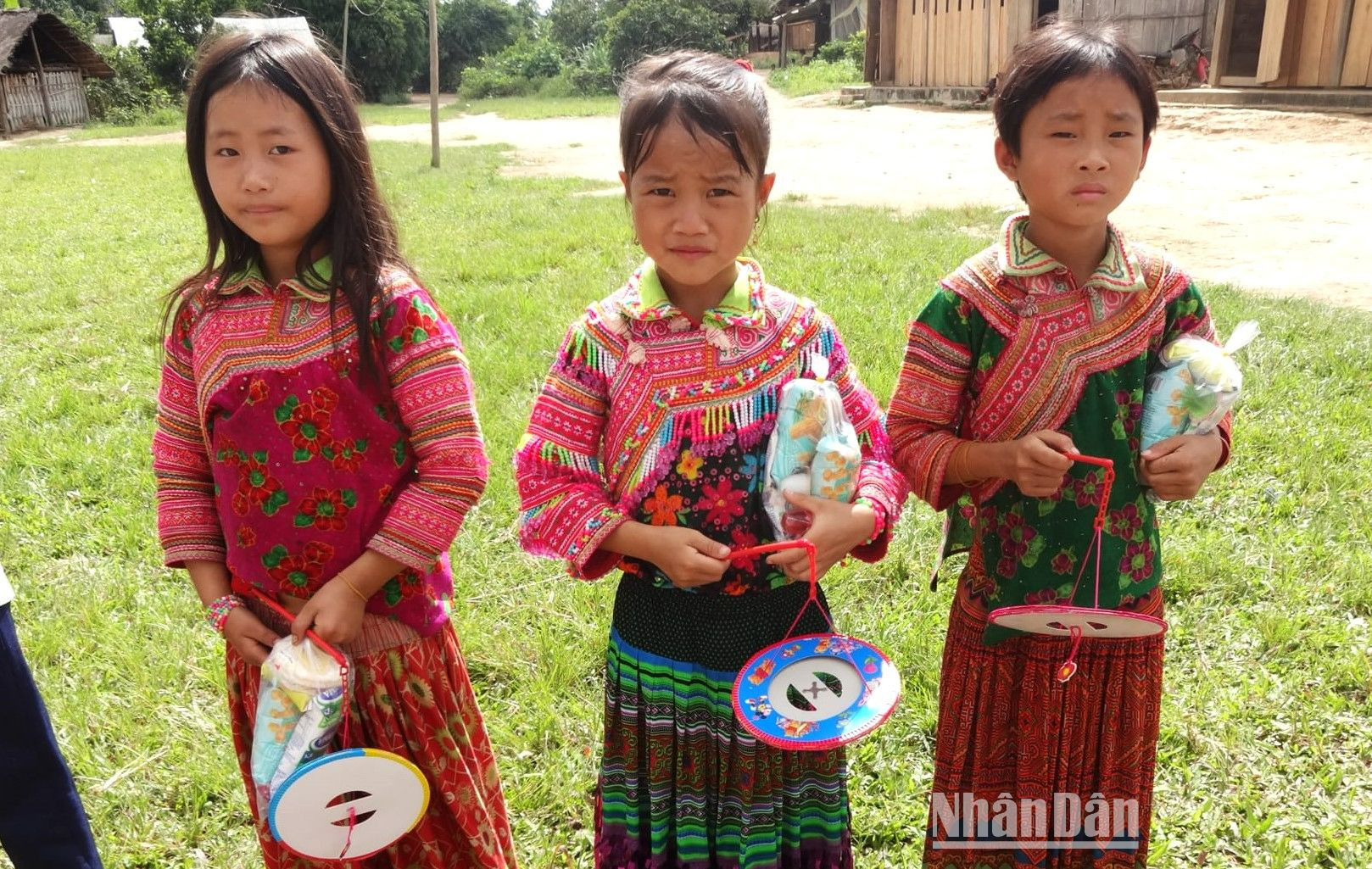 Con em đồng bào H'Mông ở Đắk Lắk.
