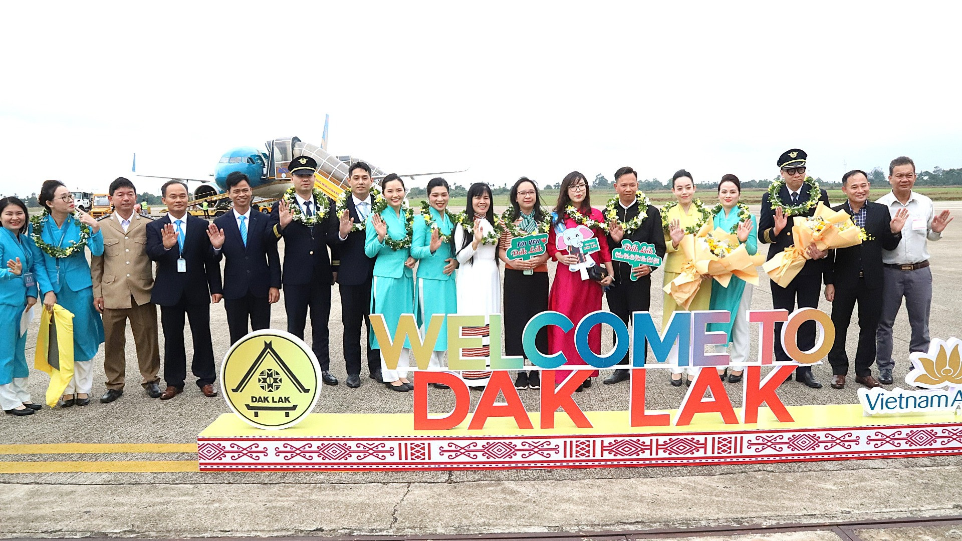 Lãnh đạo Sở Văn hóa, Thể thao và Du lịch tỉnh Đắk Lắk cùng phi hành đoàn và các vị du khách đầu tiên đến Đắk Lắk nhân dịp Tết Dương lịch năm 2025. Lãnh đạo Sở Văn hóa, Thể thao và Du lịch tỉnh Đắk Lắk cùng phi hành đoàn và các vị du khách đầu tiên đến Đắk Lắk nhân dịp Tết Dương lịch năm 2025.