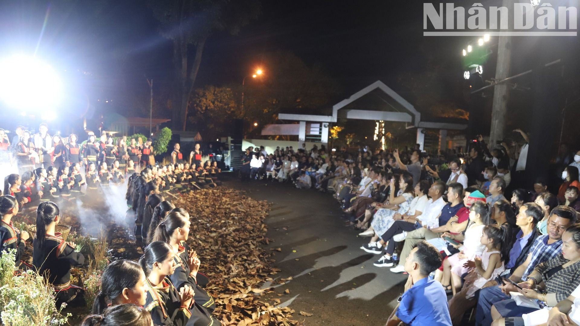 Đông đảo nhân dân thành phố Buôn Ma Thuột và du khách đến thưởng thức Chương trình nghệ thuật thời trang thổ cẩm “Vũ điệu Ban Mê”.