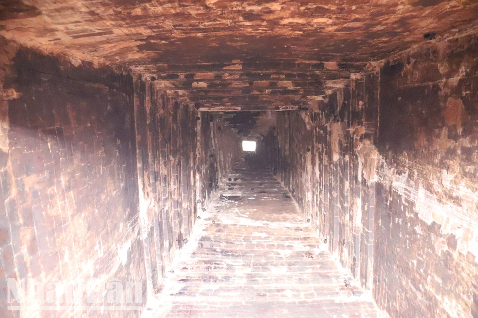 Bên trong lòng Tháp Yang Prong nhìn từ dưới lên.