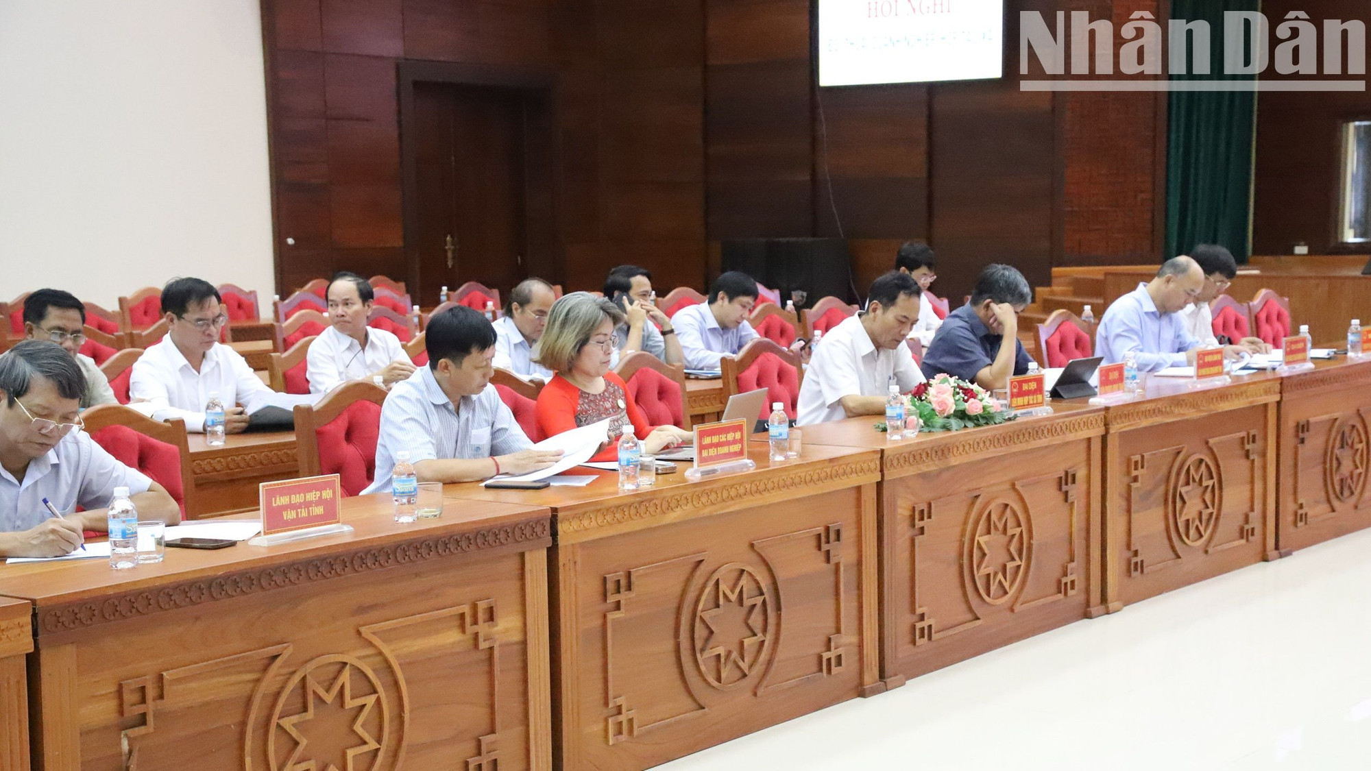 Các doanh nghiệp dự hội nghị đối thoại.