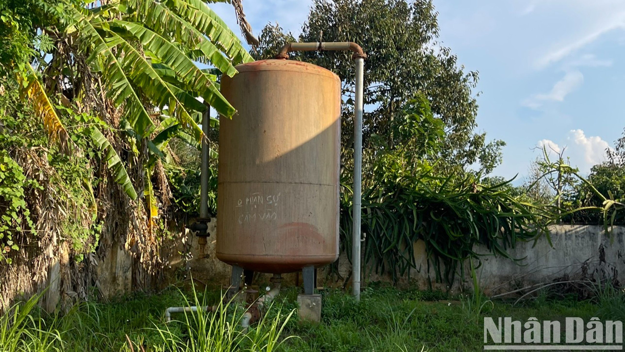 Mặc dù các công trình cấp nước sinh hoạt tập trung ở khu vực nông thôn tỉnh Đắk Lắk được đầu tư xây dựng, nhưng nhiều công trình do không được đầu tư bảo dưỡng, sửa chữa nên bị hư hỏng, không phát huy hiệu quả, trong khi người dân thiếu nước sạch để sinh hoạt.