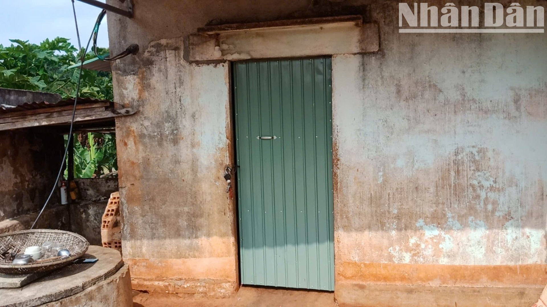 Do không có đất sản xuất và sức khỏe yếu nên nhiều năm nay, gia đình anh chị Nguyễn Hữu Dũng và Ngô Thị Nhuần sinh sống trong ngôi nhà tạm bợ, chật chội.