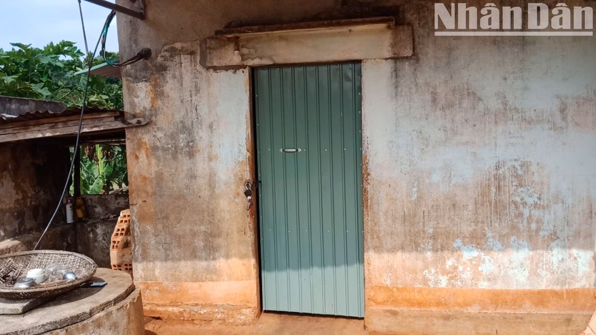 Do không có đất sản xuất và sức khỏe yếu nên nhiều năm nay, gia đình anh chị Nguyễn Hữu Dũng và Ngô Thị Nhuần sinh sống trong ngôi nhà tạm bợ, chật chội. Do không có đất sản xuất và sức khỏe yếu nên nhiều năm nay, gia đình anh chị Nguyễn Hữu Dũng và Ngô Thị Nhuần sinh sống trong ngôi nhà tạm bợ, chật chội.