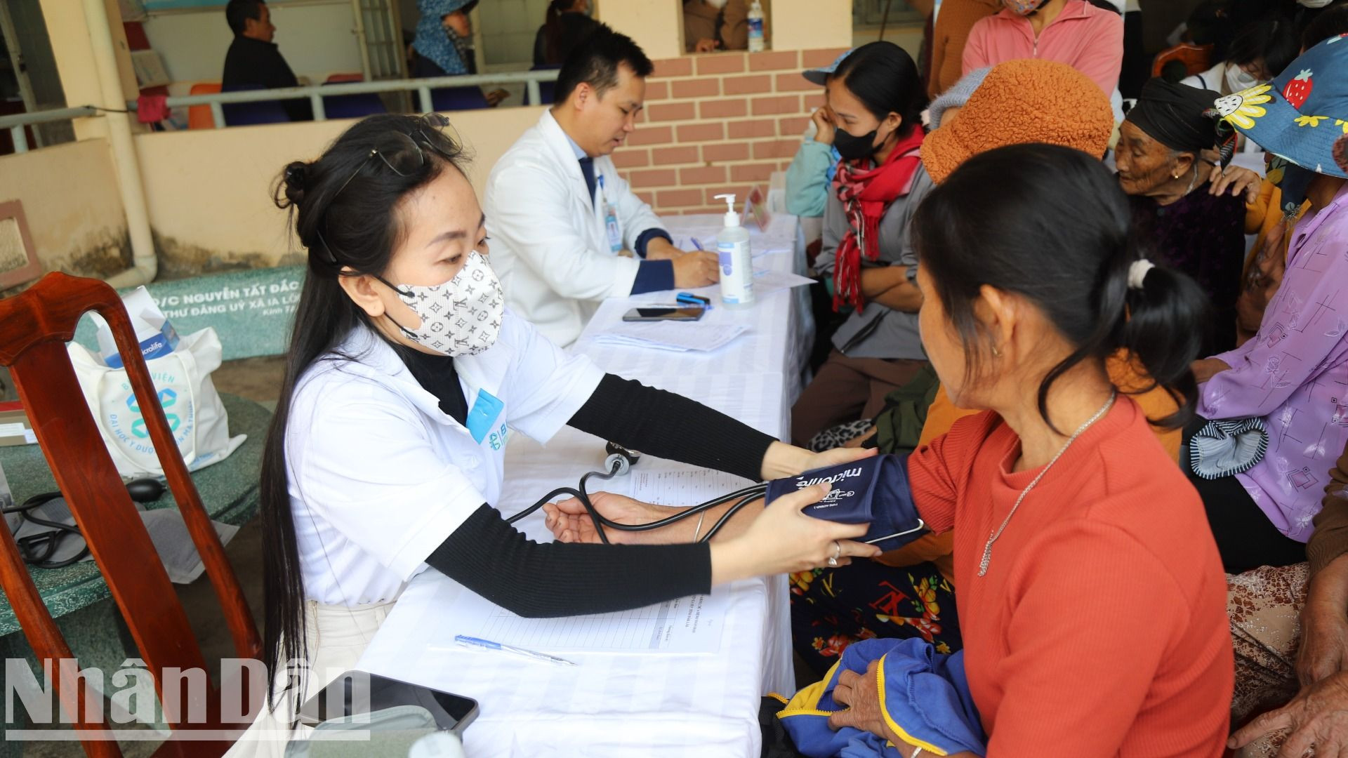 Các bác sĩ Bệnh viện đại học Y Dược Buôn Ma Thuột khám bệnh và cấp thuốc miễn phí cho nhân dân khu vực biên giới tại chương trình.