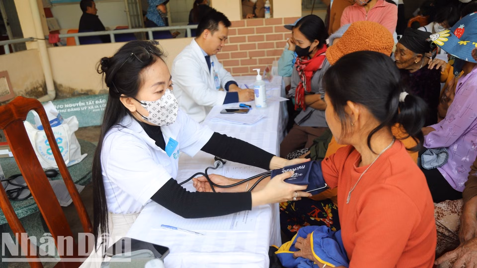 Các bác sĩ Bệnh viện đại học Y Dược Buôn Ma Thuột khám bệnh và cấp thuốc miễn phí cho nhân dân khu vực biên giới tại chương trình.