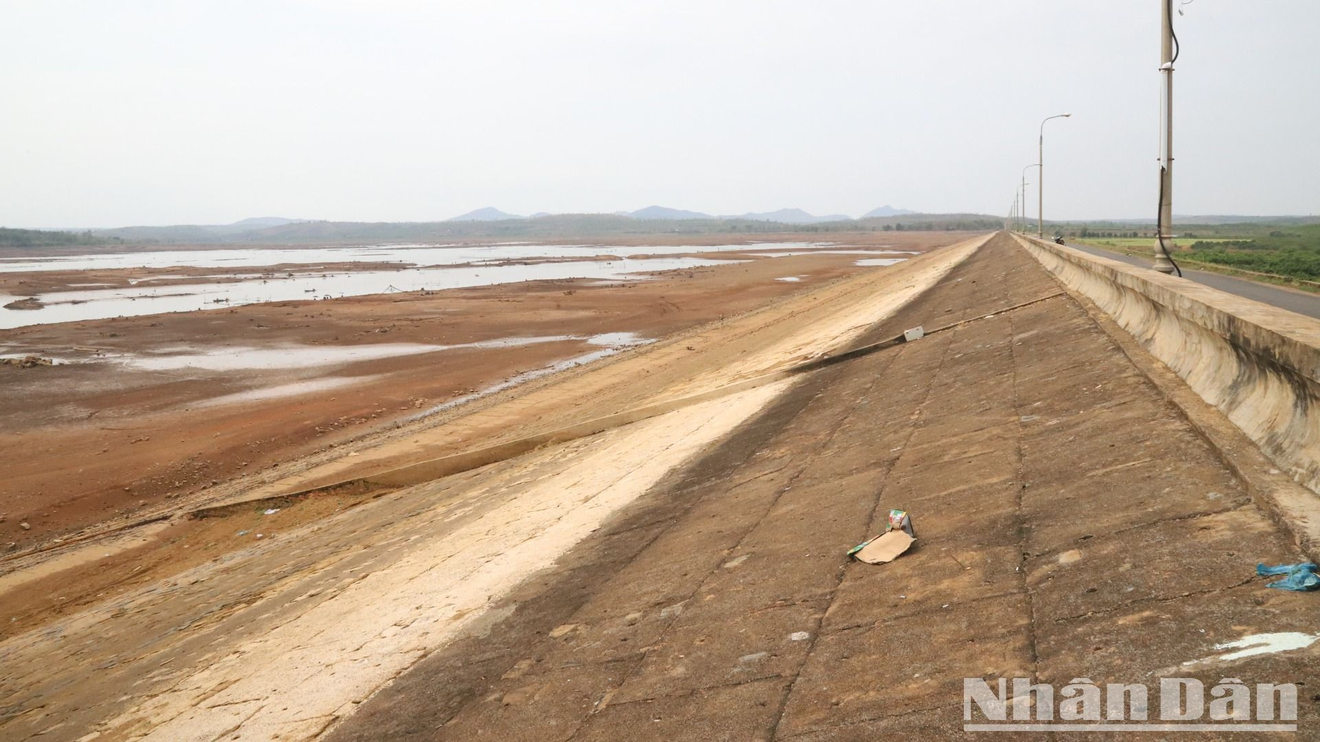 Đây là năm đầu tiên hồ Ea Súp Thượng bị khô cạn trơ đáy.