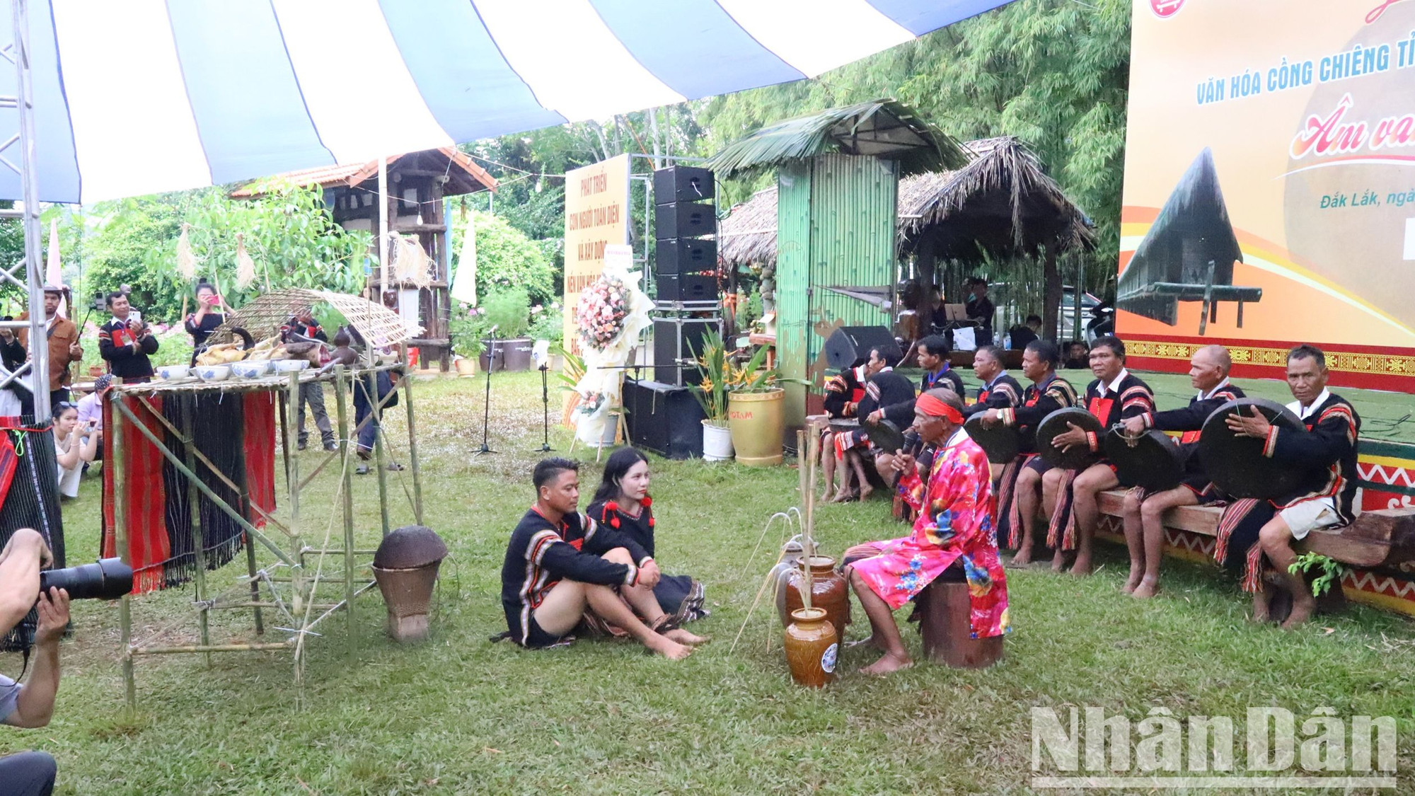 Phục dựng nghi lễ Tuốt lúa của dân Ê Đê.