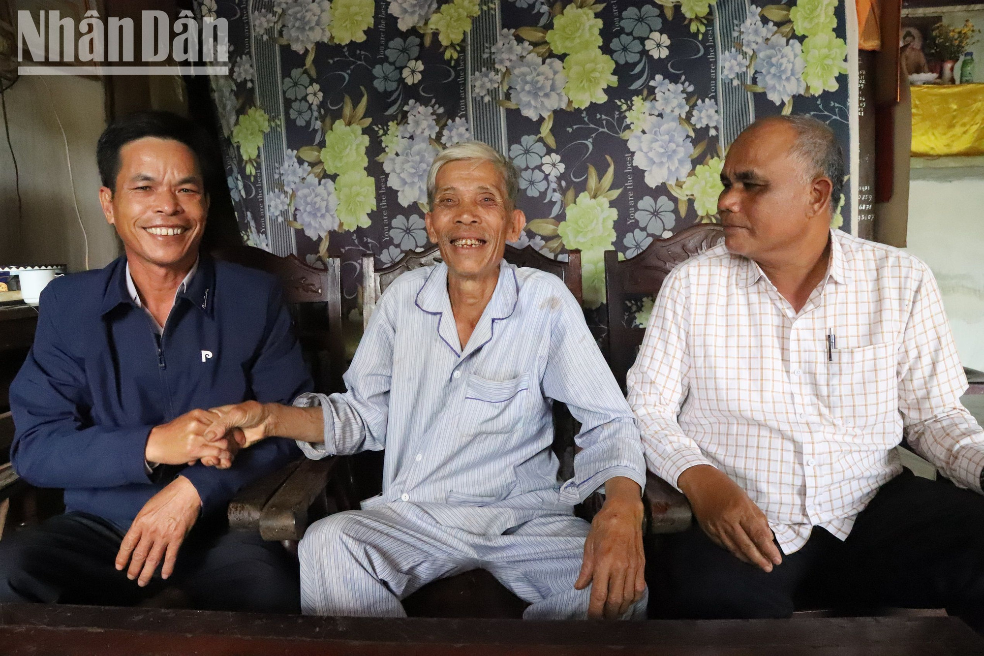 Thông qua việc trao tặng "Sổ tiết kiệm Búa liềm vàng" giúp đảng viên khó khăn của Thị ủy Buôn Hồ càng tăng cường mối quan hệ gắn bó giữa các cơ quan, đơn vị với đảng viên cơ sở.