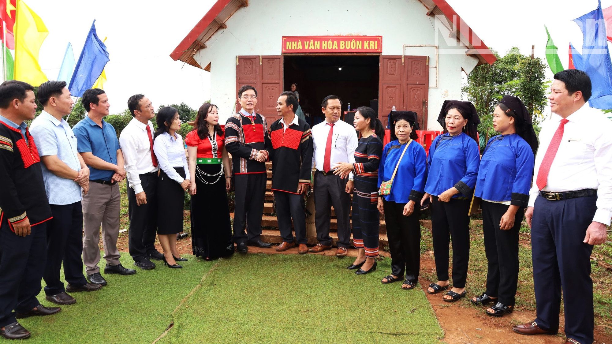 Bí thư Tỉnh ủy Đắk Lắk Nguyễn Đình Trung (người đứng giữa) tham gia sinh hoạt Ngày hội đại đoàn kết dân tộc" ở buôn Kri, xã Ea Sol, huyện Ea H'leo.