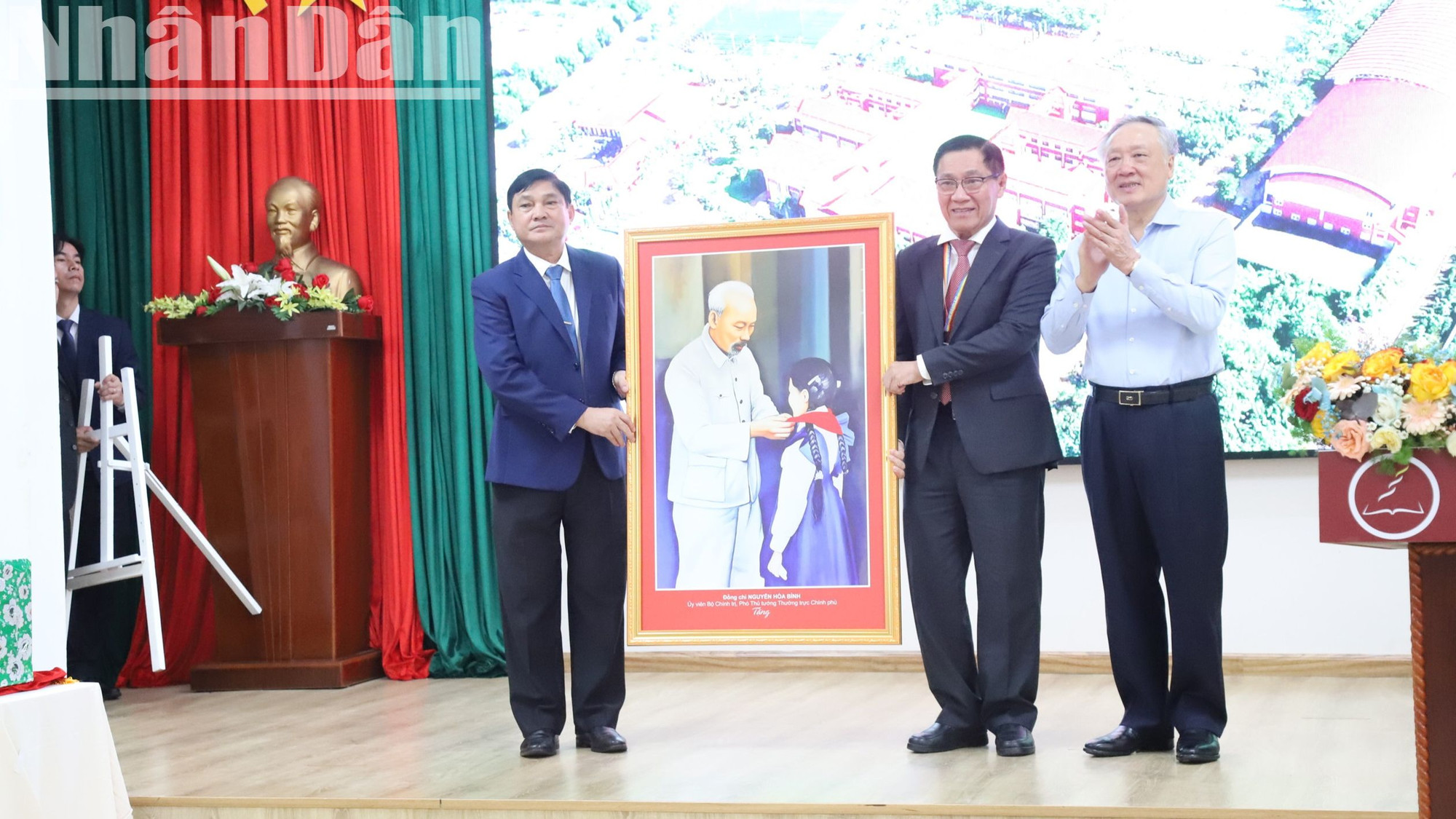 Phó Thủ tướng Thường trực Chính phủ Nguyễn Hòa Bình tặng quà cho Trường Hoàng Việt.