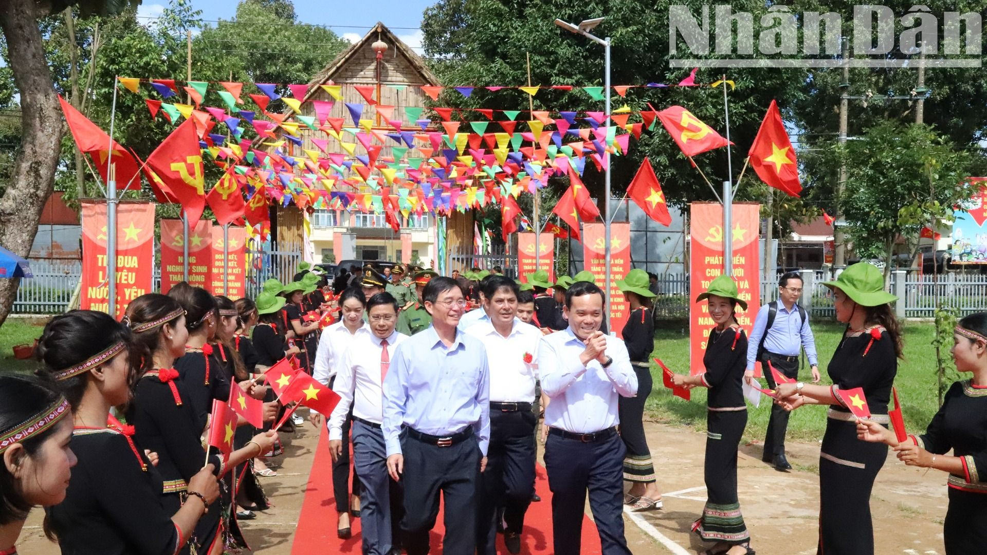 Năm 2023, Phó Thủ tướng Trần Lưu Quang và các đồng chí lãnh đạo tỉnh Đắk Lắk về dự Ngày hội đại đoàn kết toàn dân tại xã Ea Tul, huyện Cư M'gar.